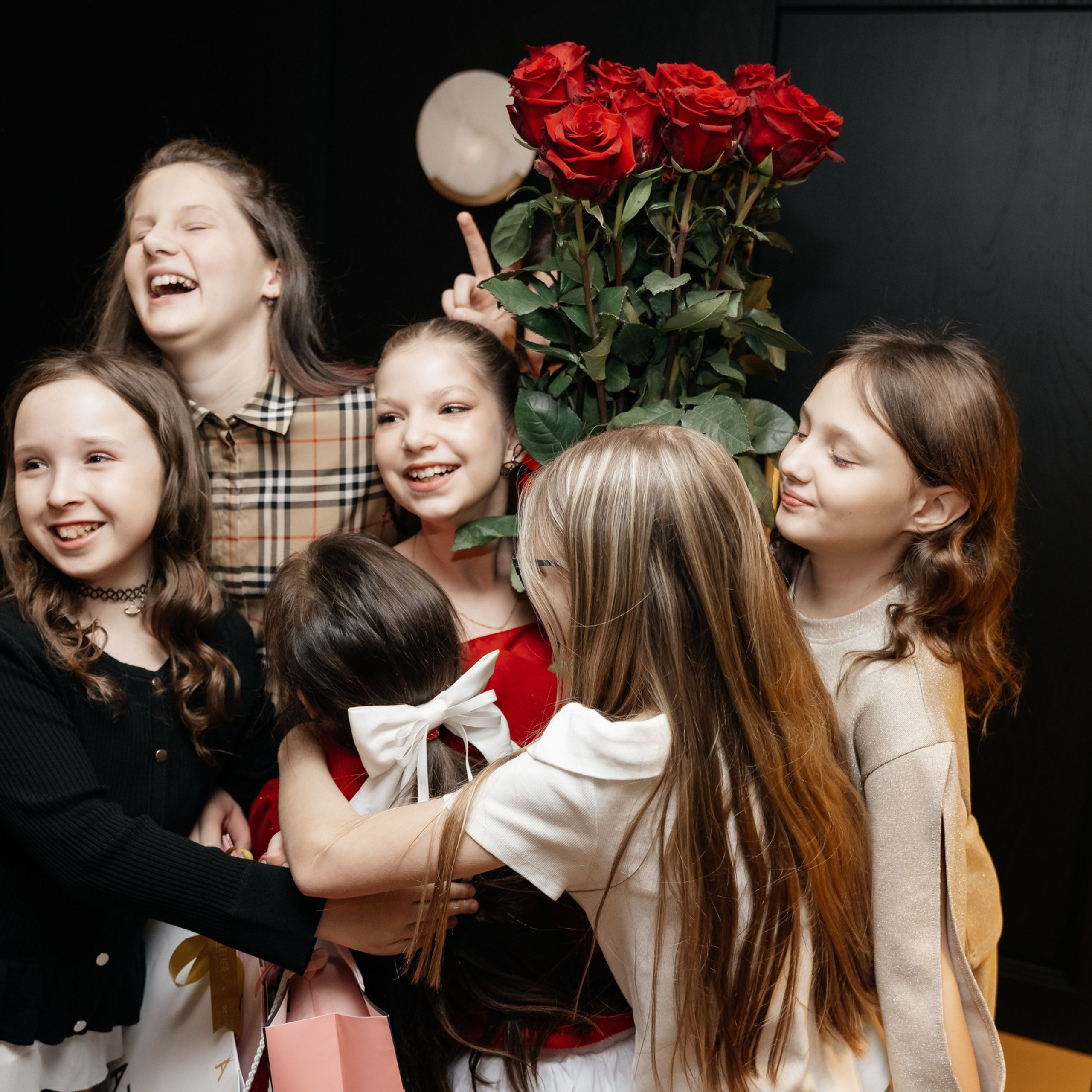 Дети поют на красном дне рождения в Ростов-на-Дону, создавая праздничную и веселую атмосферу.