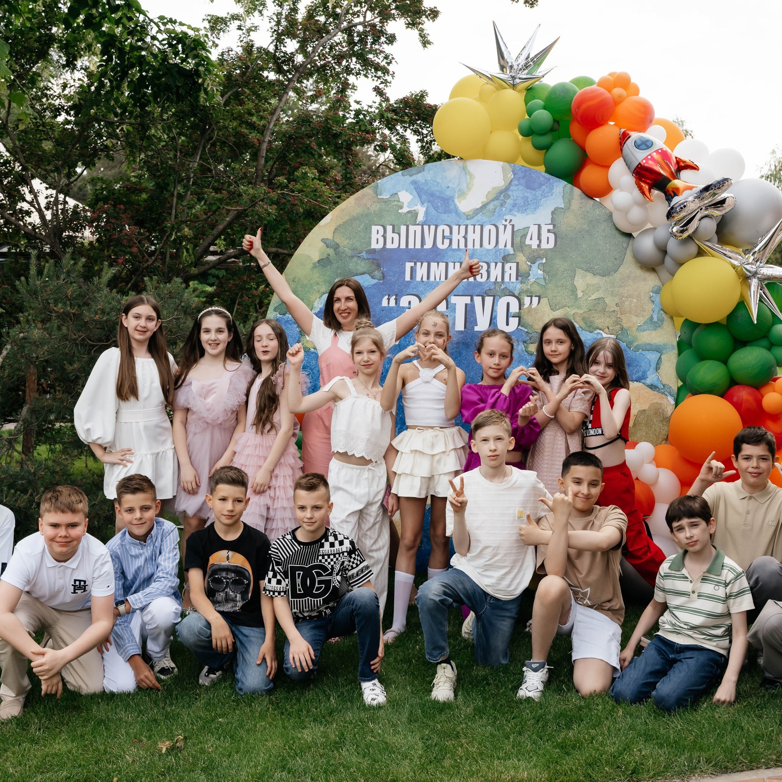 Детский праздник: дети участвуют в активной игре на открытом воздухе