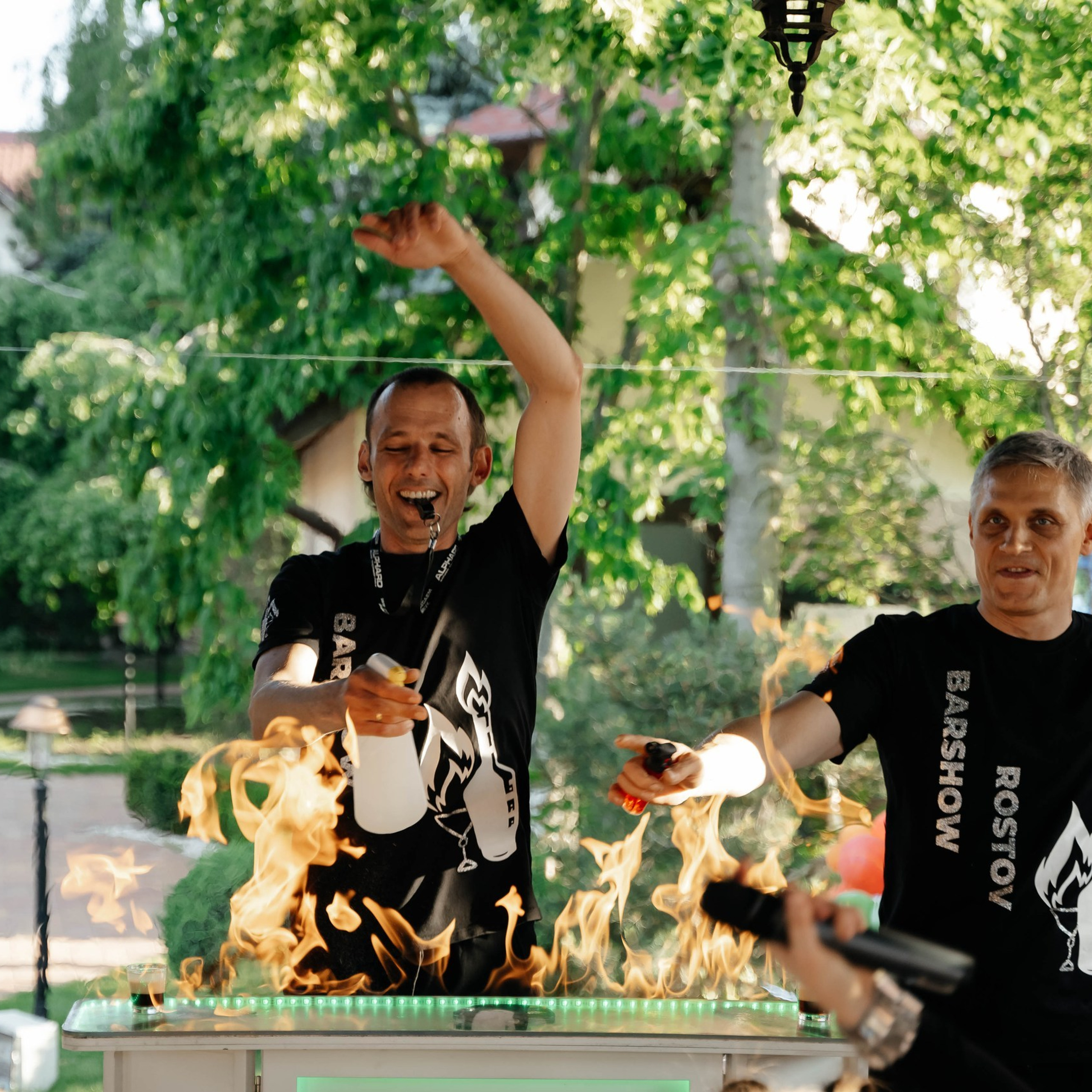 Ведущий организует конкурс для детей на празднике в Ростове-на-Дону