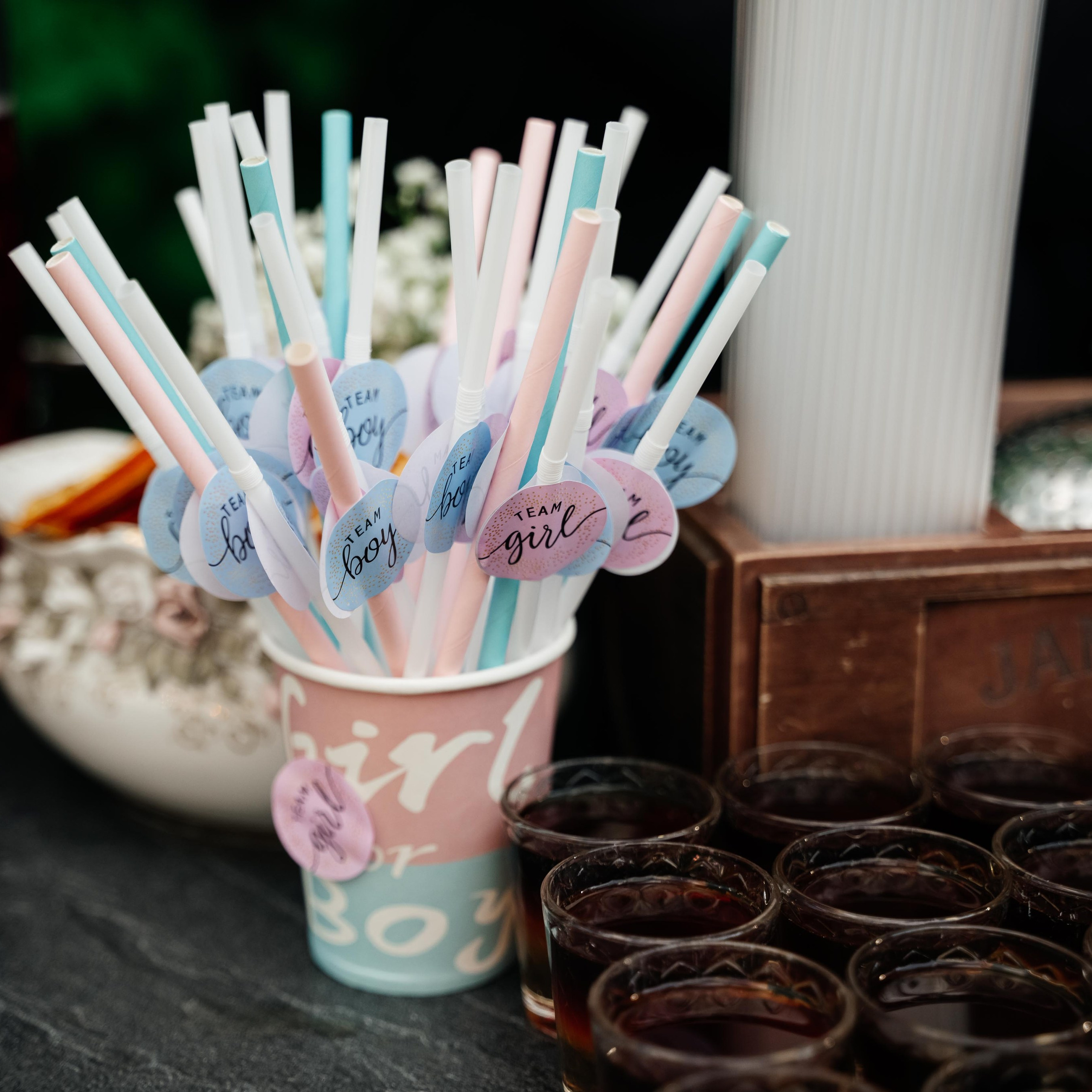 Яркое оформление гендер пати с розовыми и голубыми элементами декора