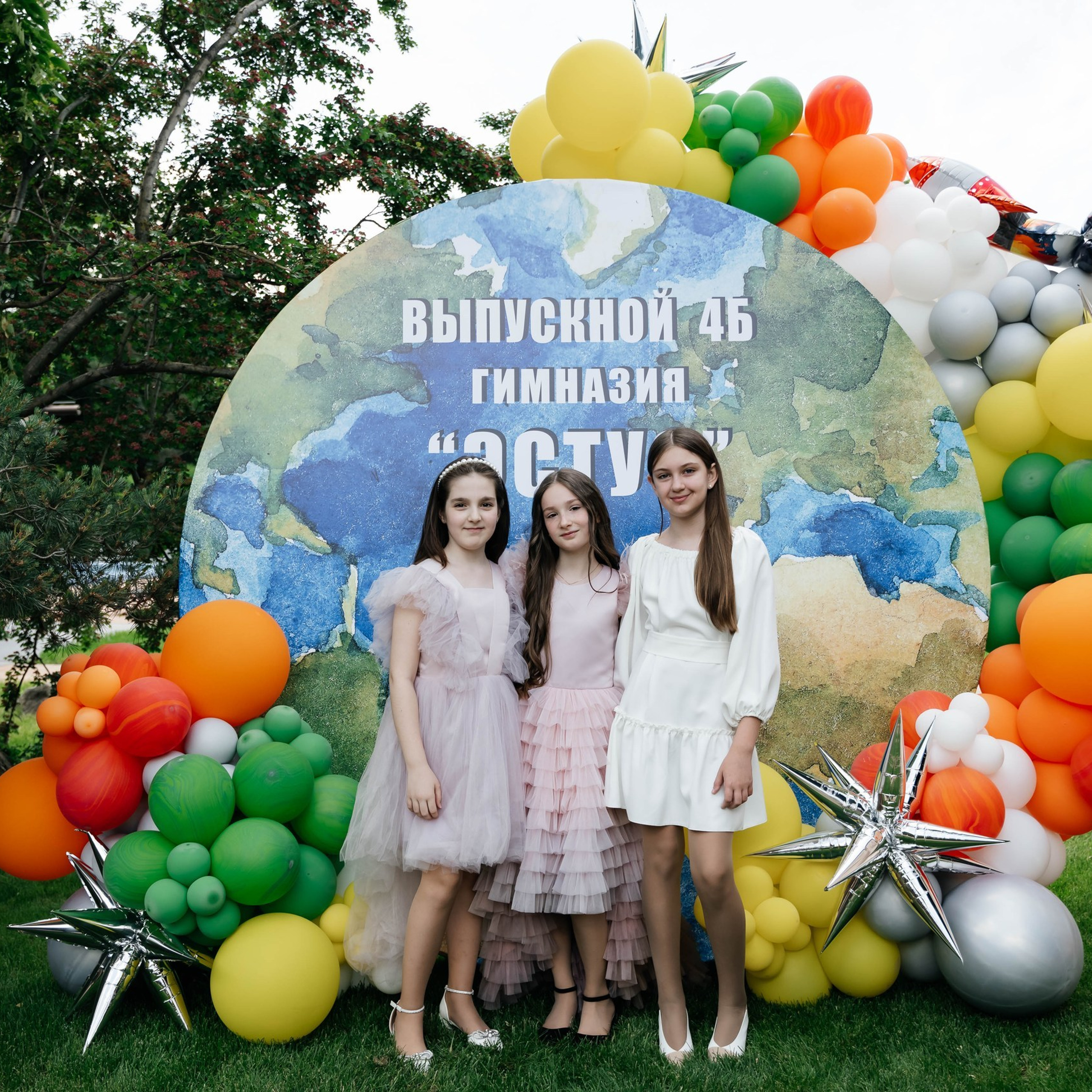 Детский праздник: дети участвуют в активной игре на открытом воздухе