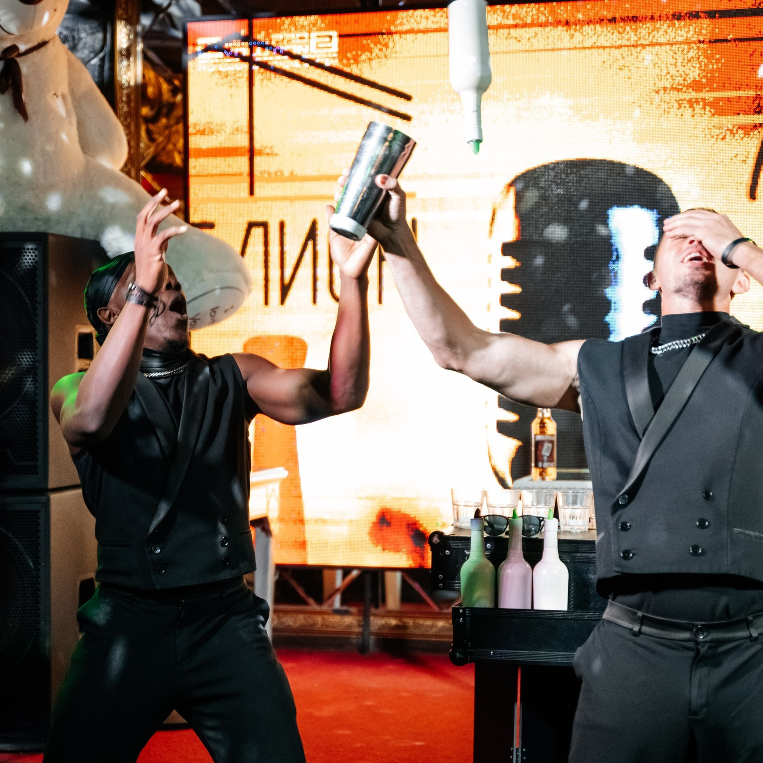 Гости танцуют на корпоративной вечеринке в Ростове-на-Дону