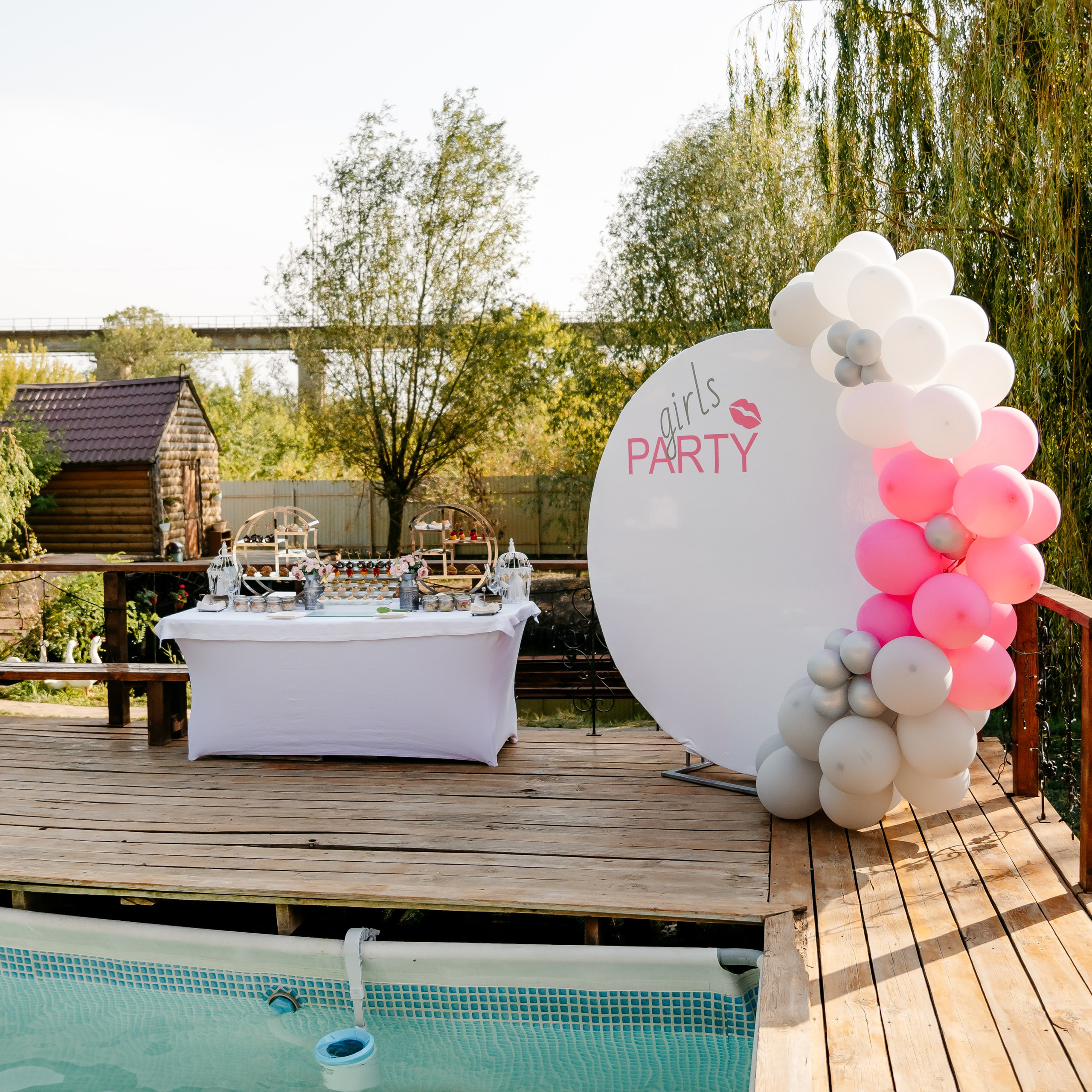 Весёлый девичник с яркими украшениями, декором и фото-зоной