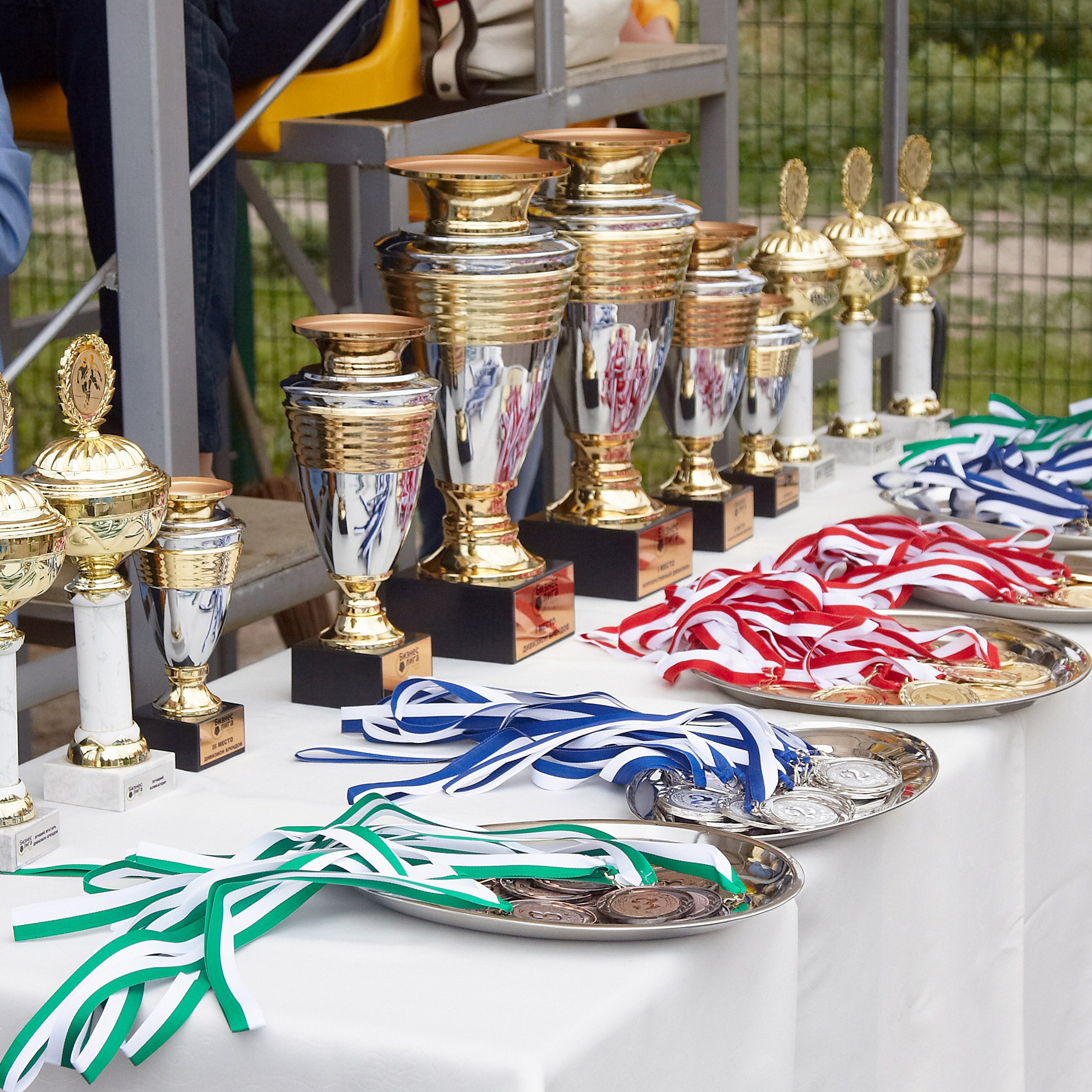 Награждение участников после тимбилдинга: победители получают медали и кубки