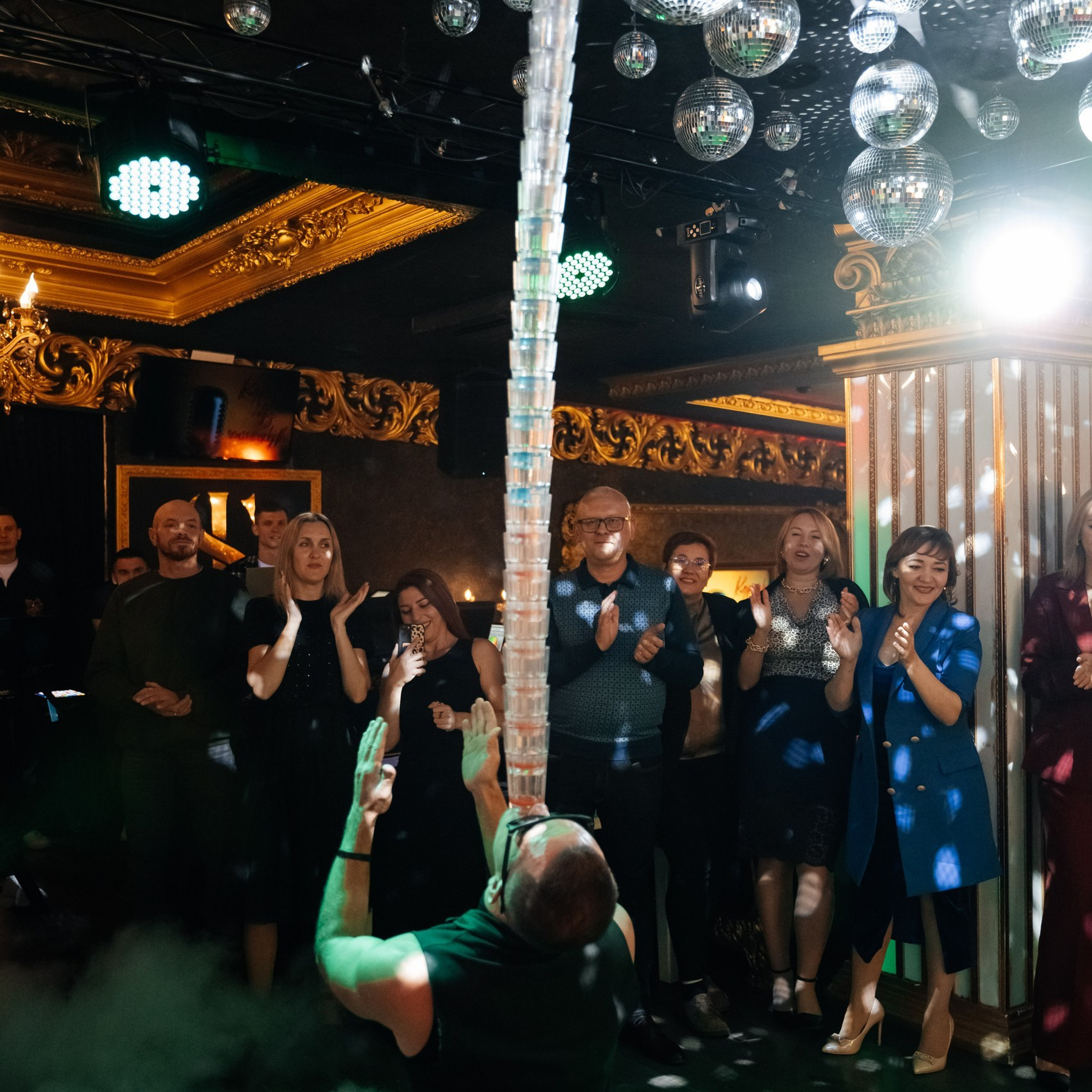 Гости танцуют на корпоративной вечеринке в Ростове-на-Дону