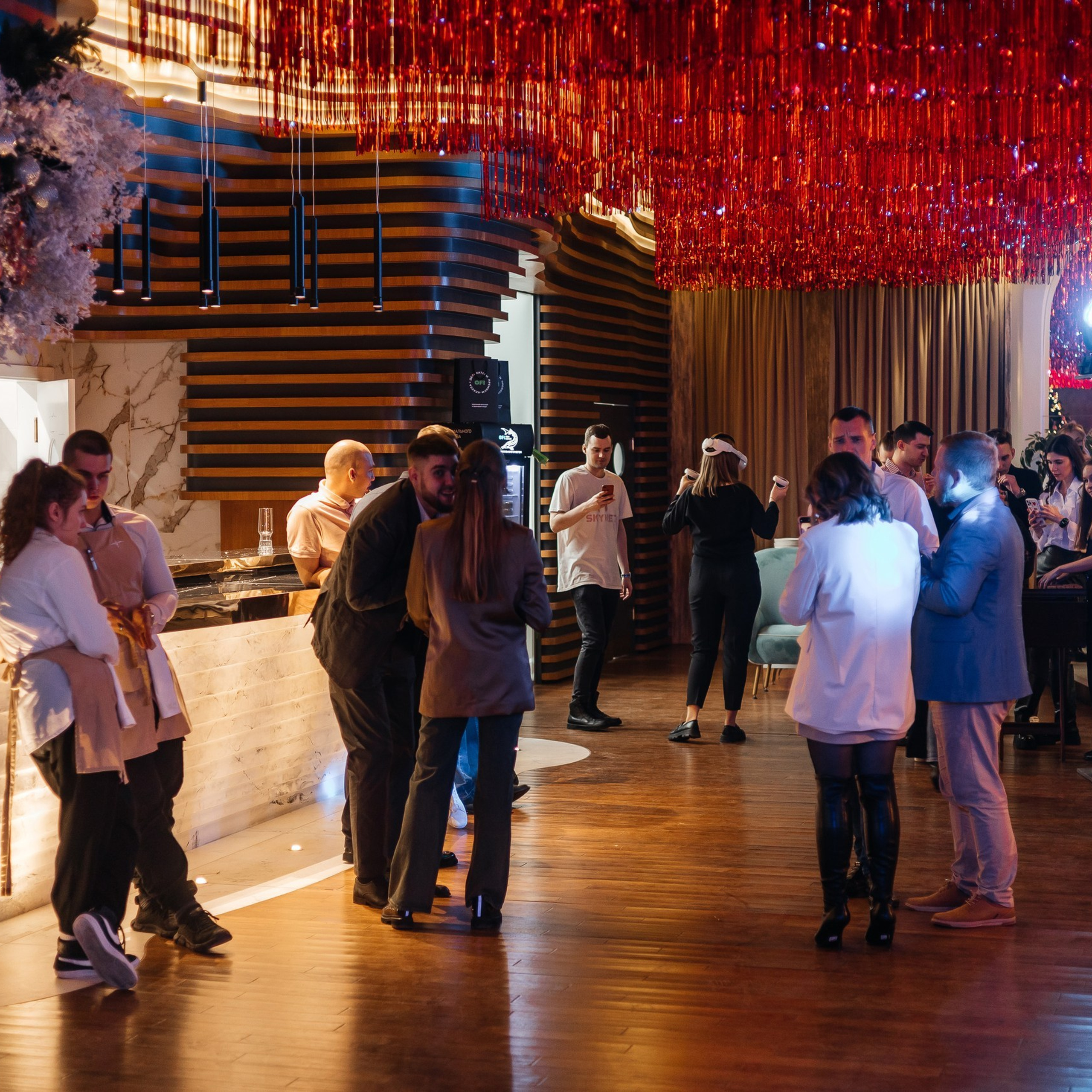 Гости танцуют на корпоративной вечеринке в Ростове-на-Дону