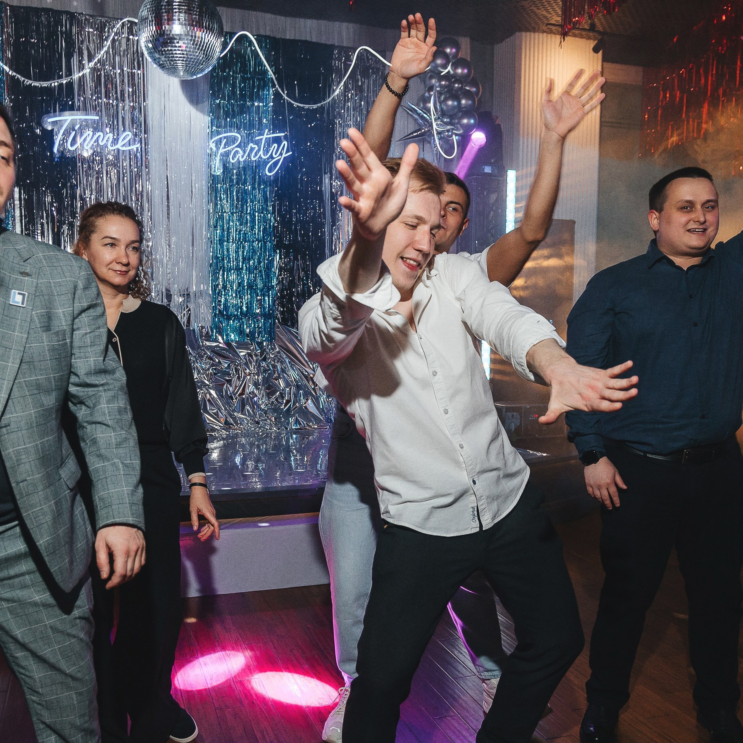 Корпоративное мероприятие в Ростове-на-Дону от Анастасии Новиковой: сотрудники общаются и участвуют в командной активности