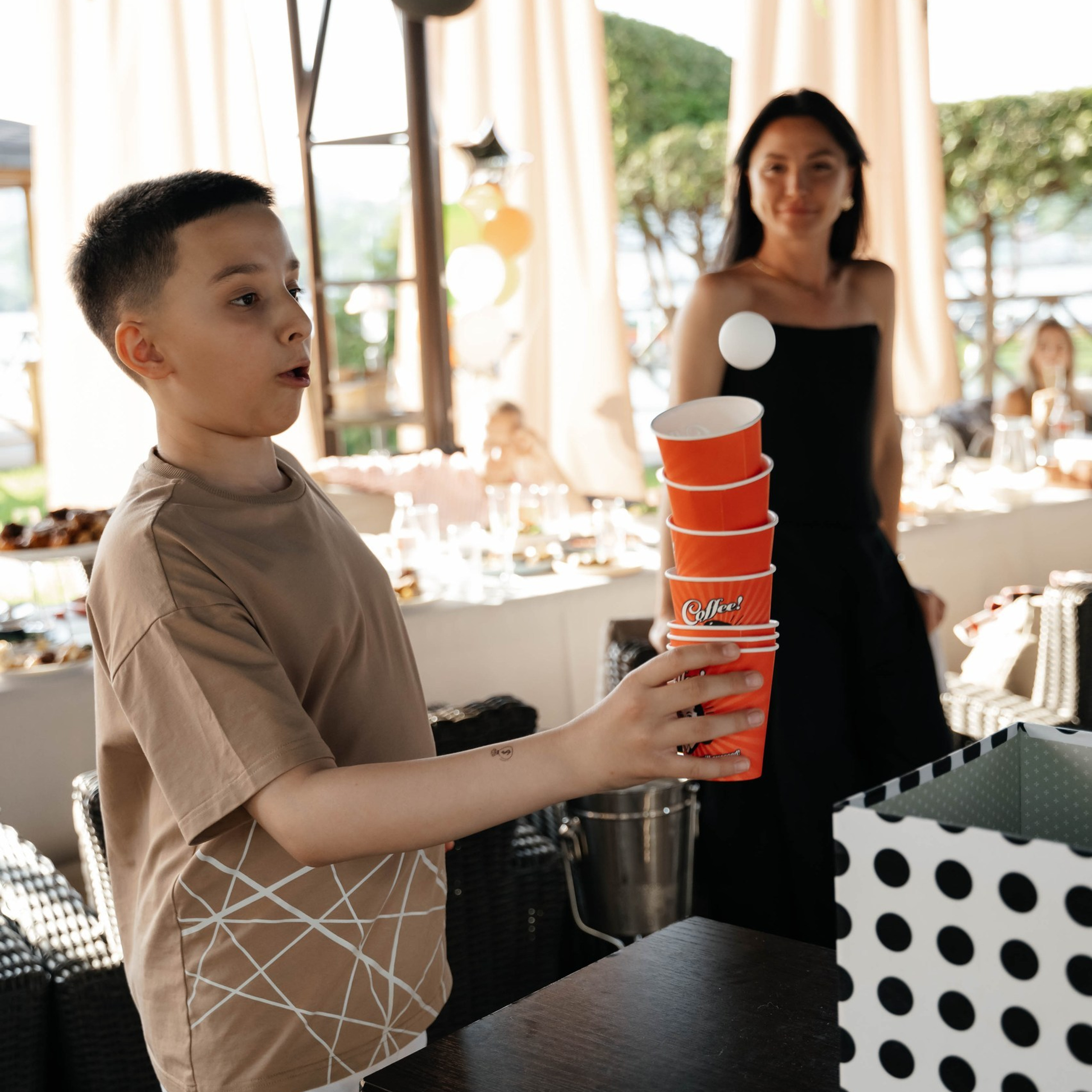 Ведущий организует конкурс для детей на празднике в Ростове-на-Дону