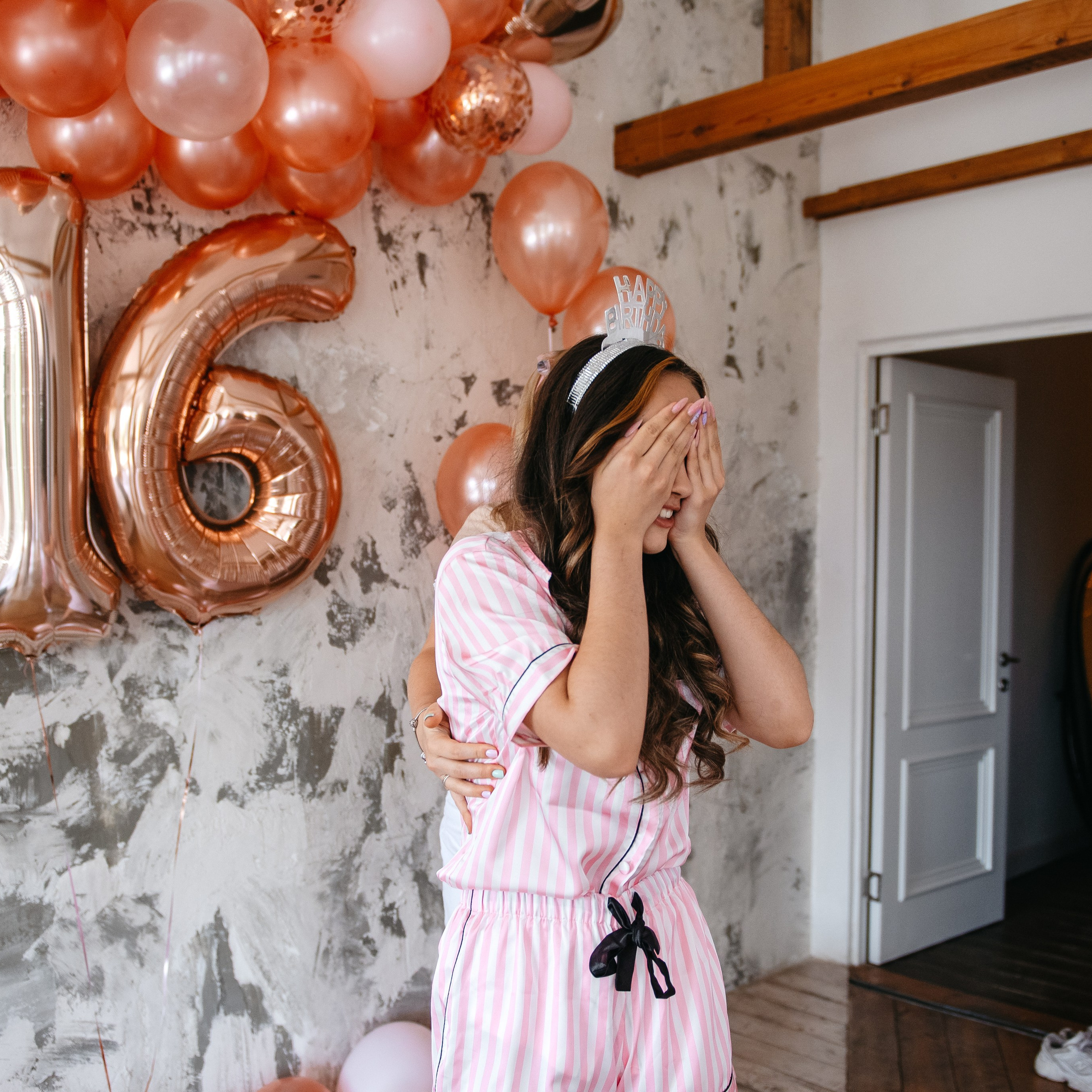 Детский праздник в Ростове-на-Дону: дети улыбаются на фоне яркого декора