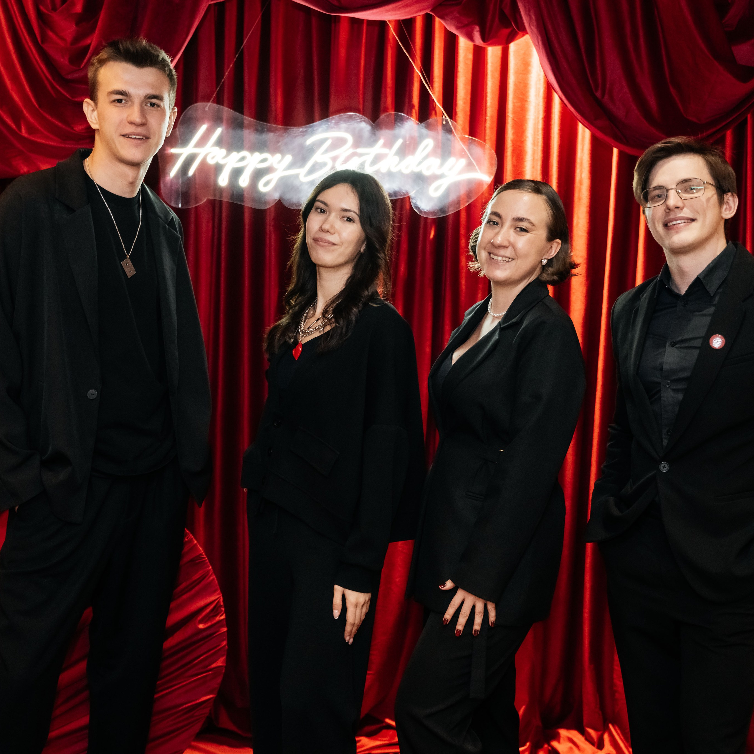 Детский день рождения в красной тематике: праздничная фотозона и декор