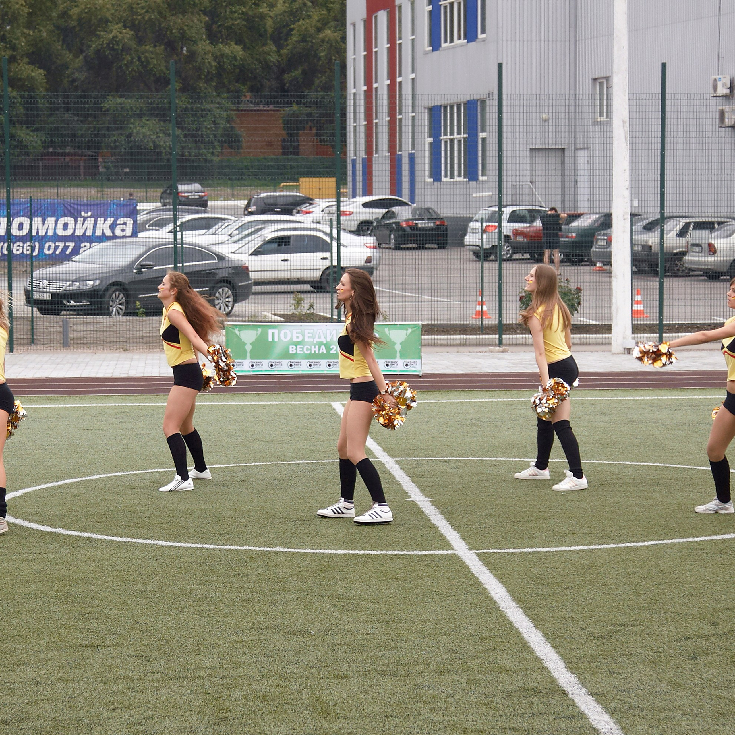 Награждение участников после тимбилдинга: победители получают медали и кубки