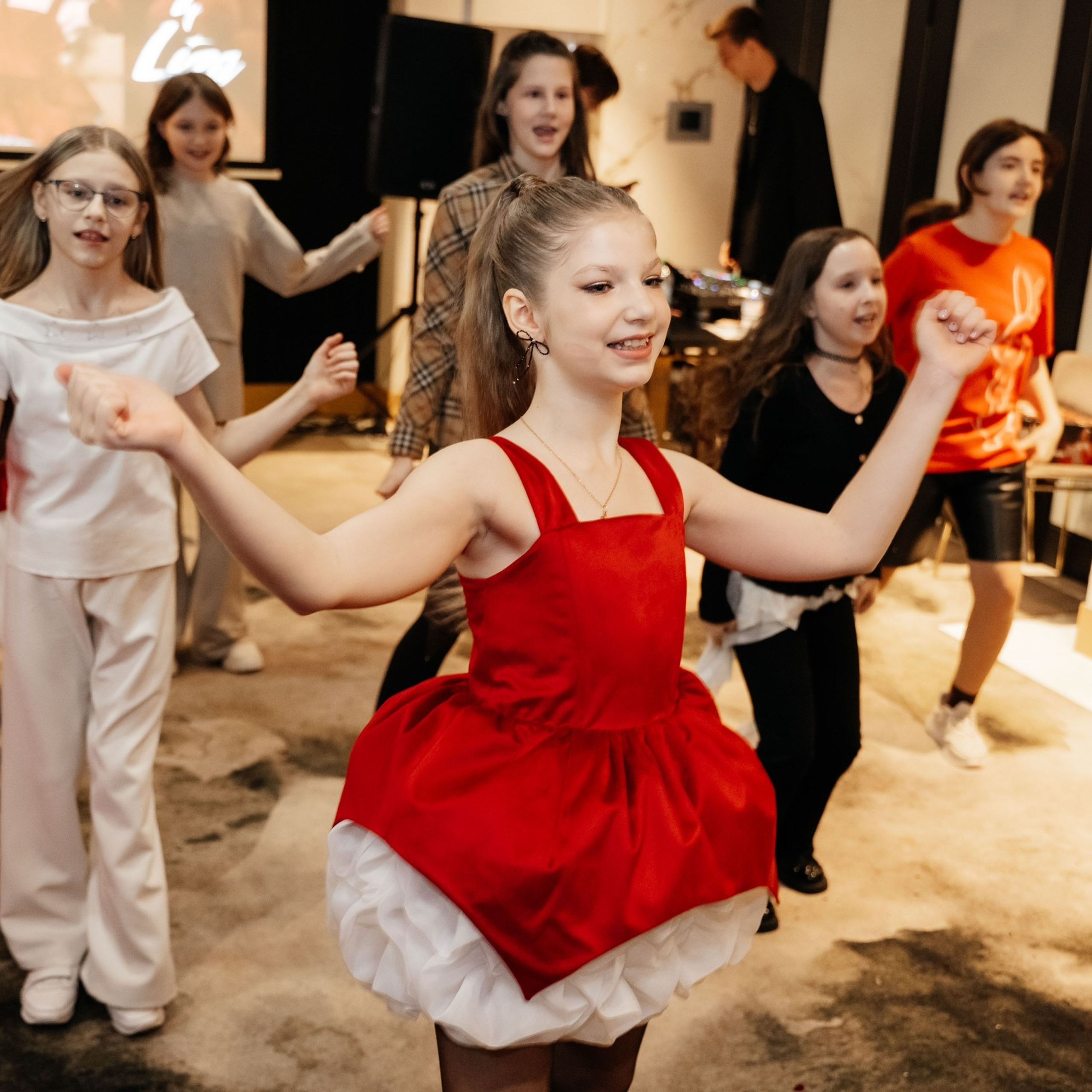 Дети поют на красном дне рождения в Ростов-на-Дону, создавая праздничную и веселую атмосферу.