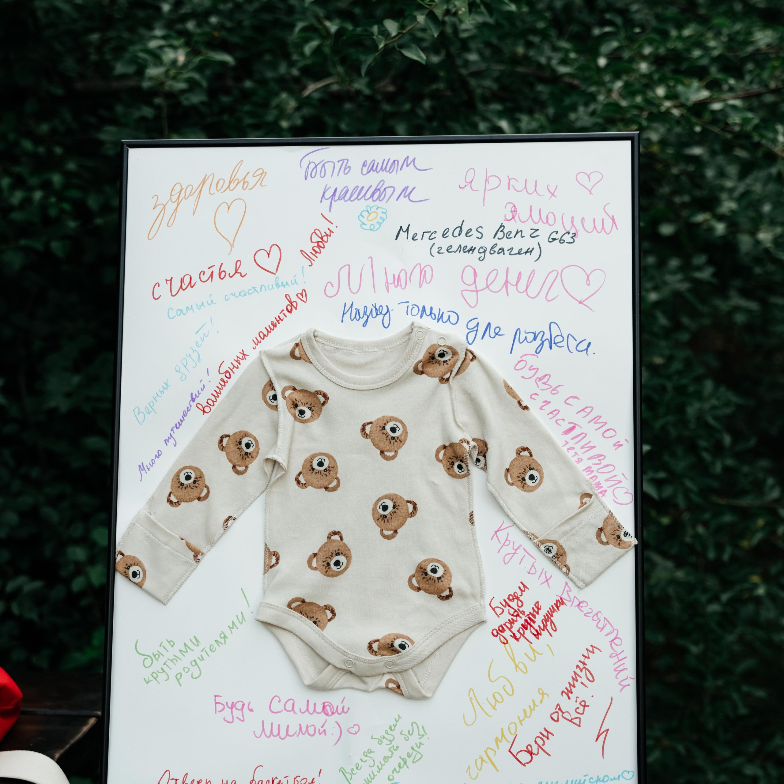 Яркое оформление гендер пати с розовыми и голубыми элементами декора