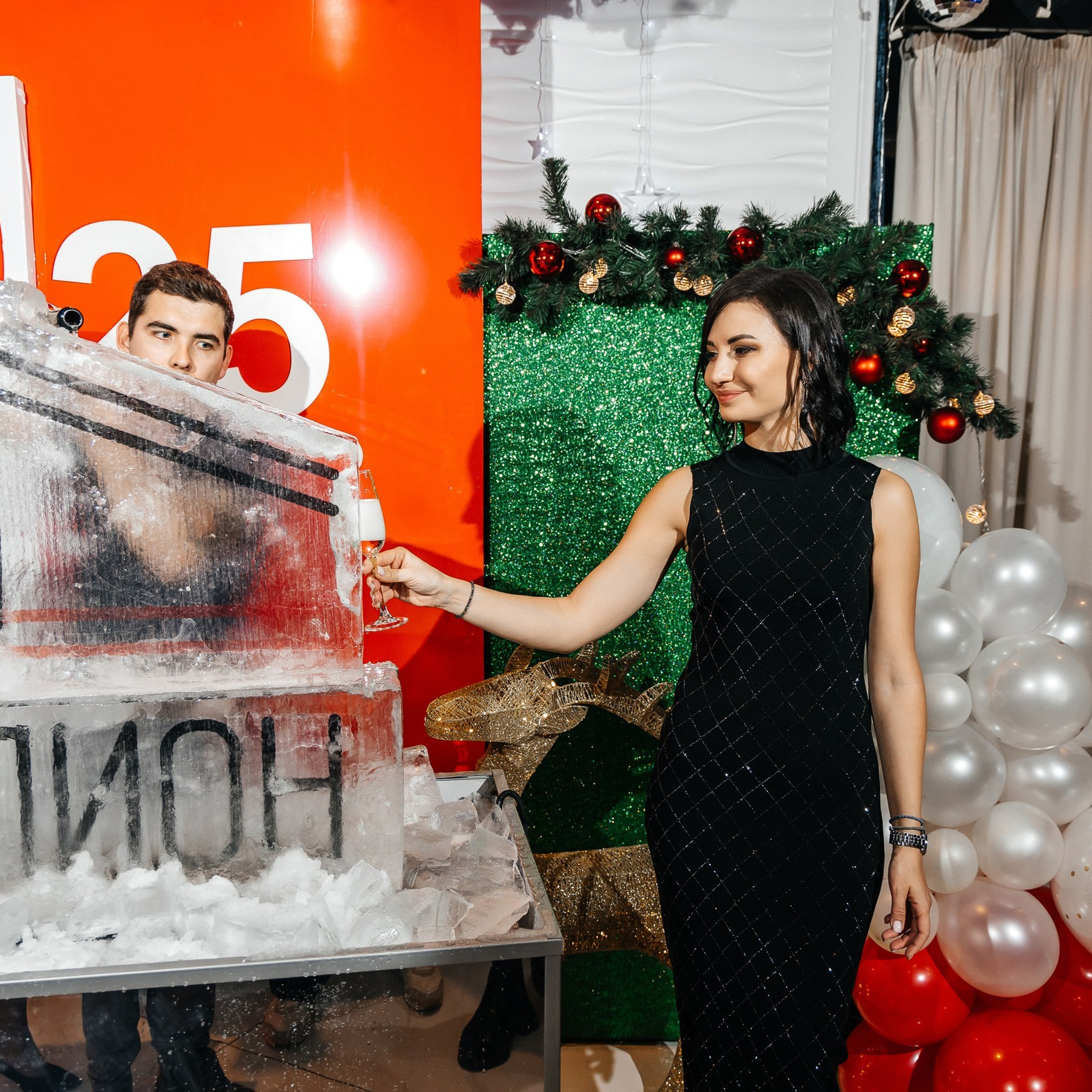 Корпоративная вечеринка в Ростов-на-Дону от Ивент агентство Анастасии Новиковой: гости общаются и участвуют в развлечениях.