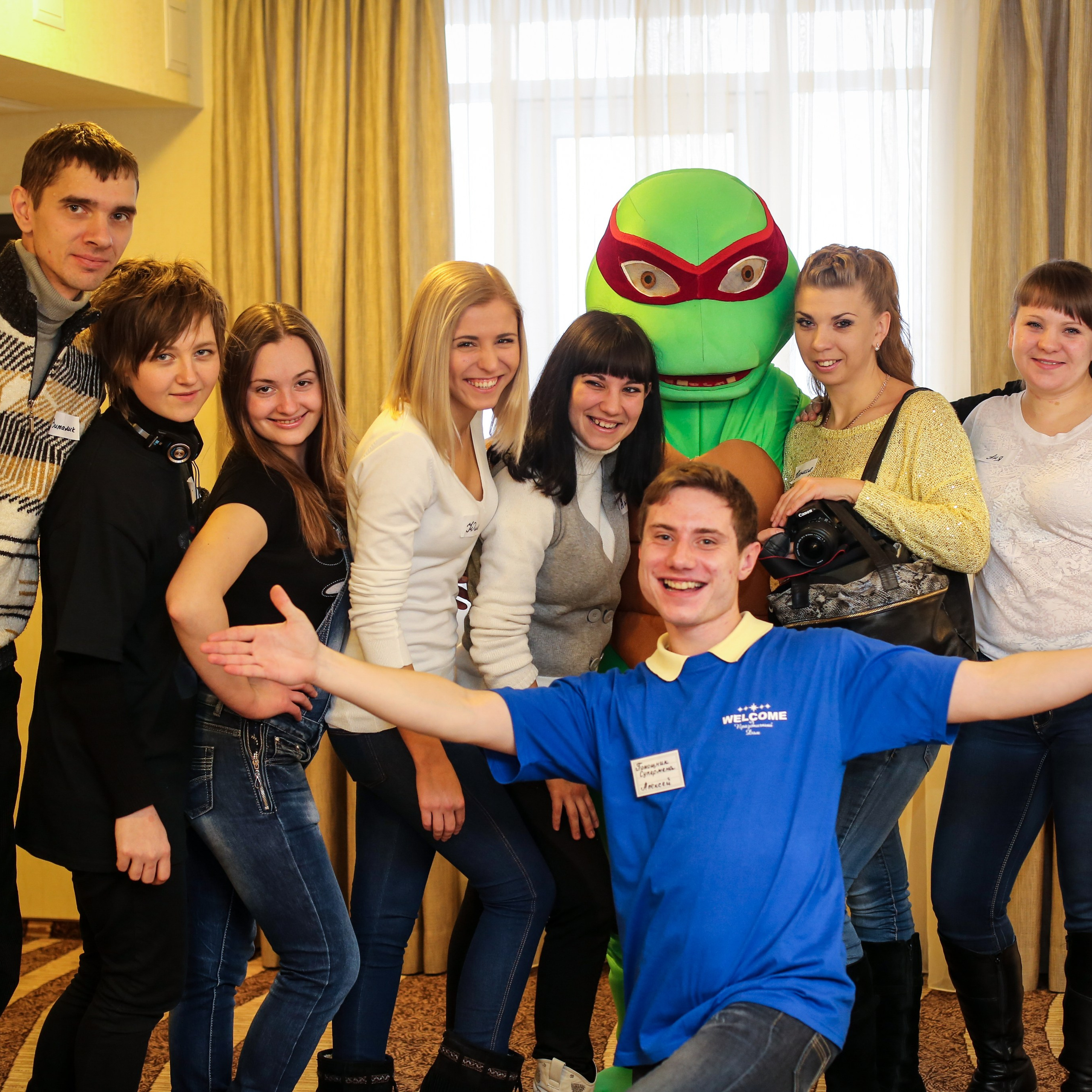 Сотрудники участвуют в соревнованиях и веселых испытаниях во время тимбилдинга