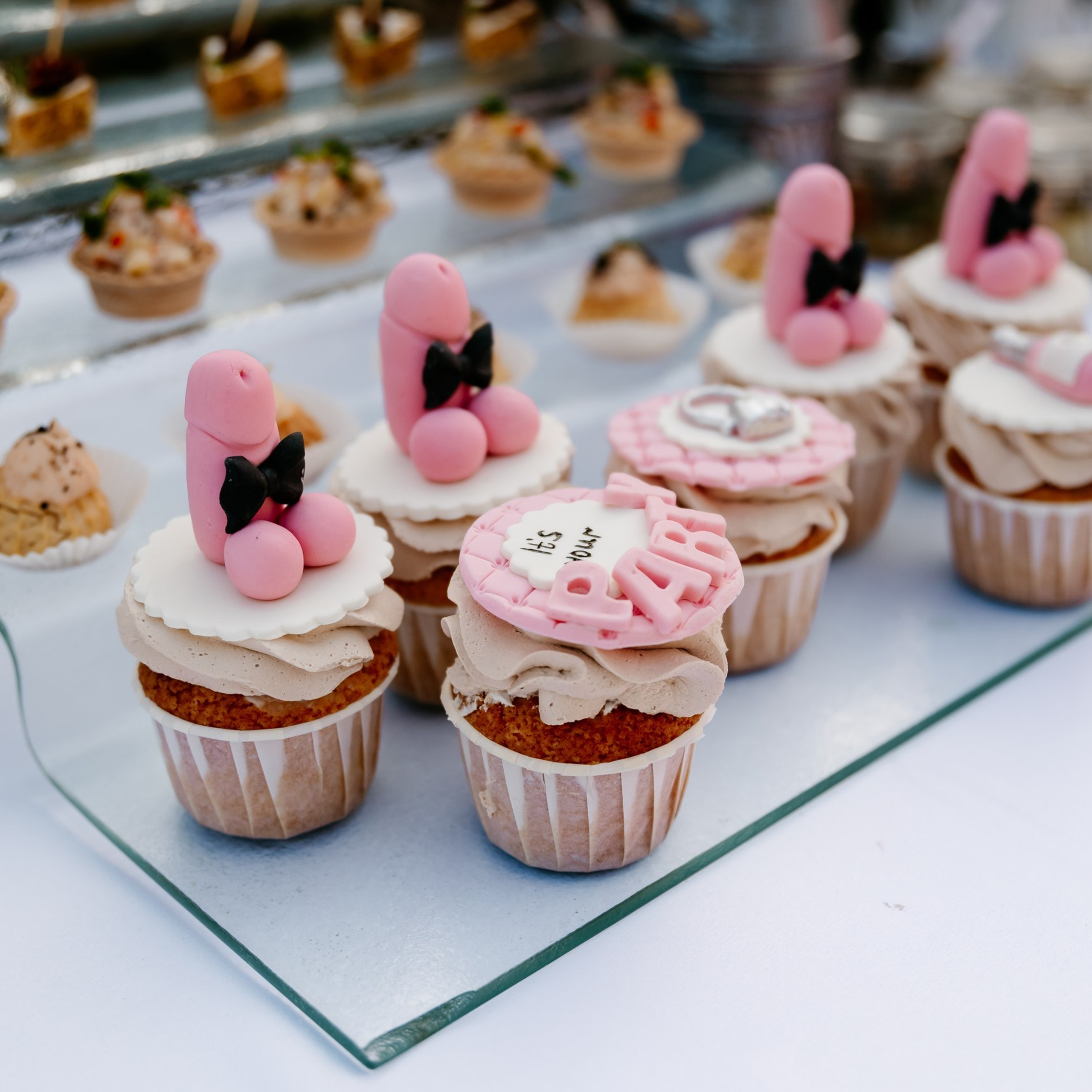 Весёлый девичник с яркими украшениями, декором и фото-зоной