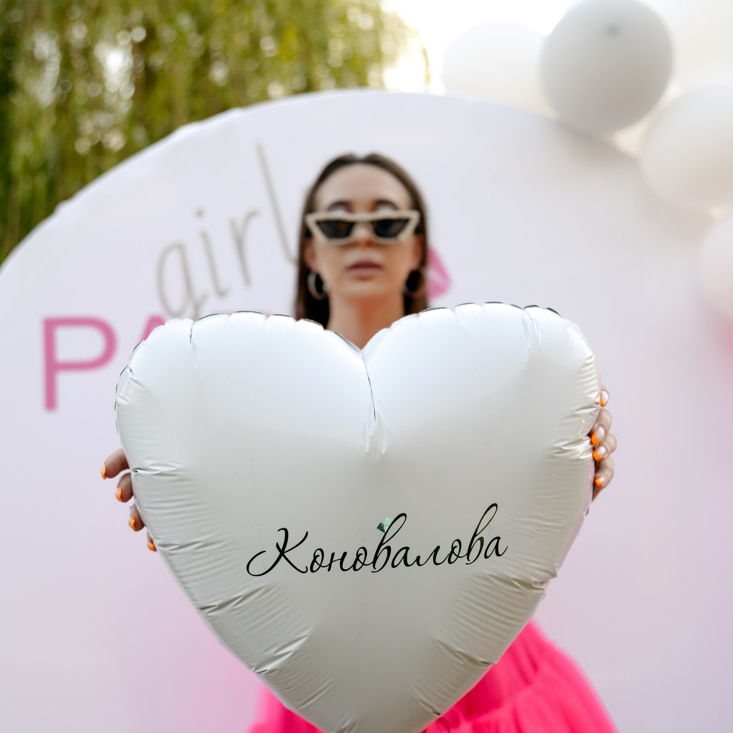 Гости девичника фотографируются у тематической фотозоны с шарами