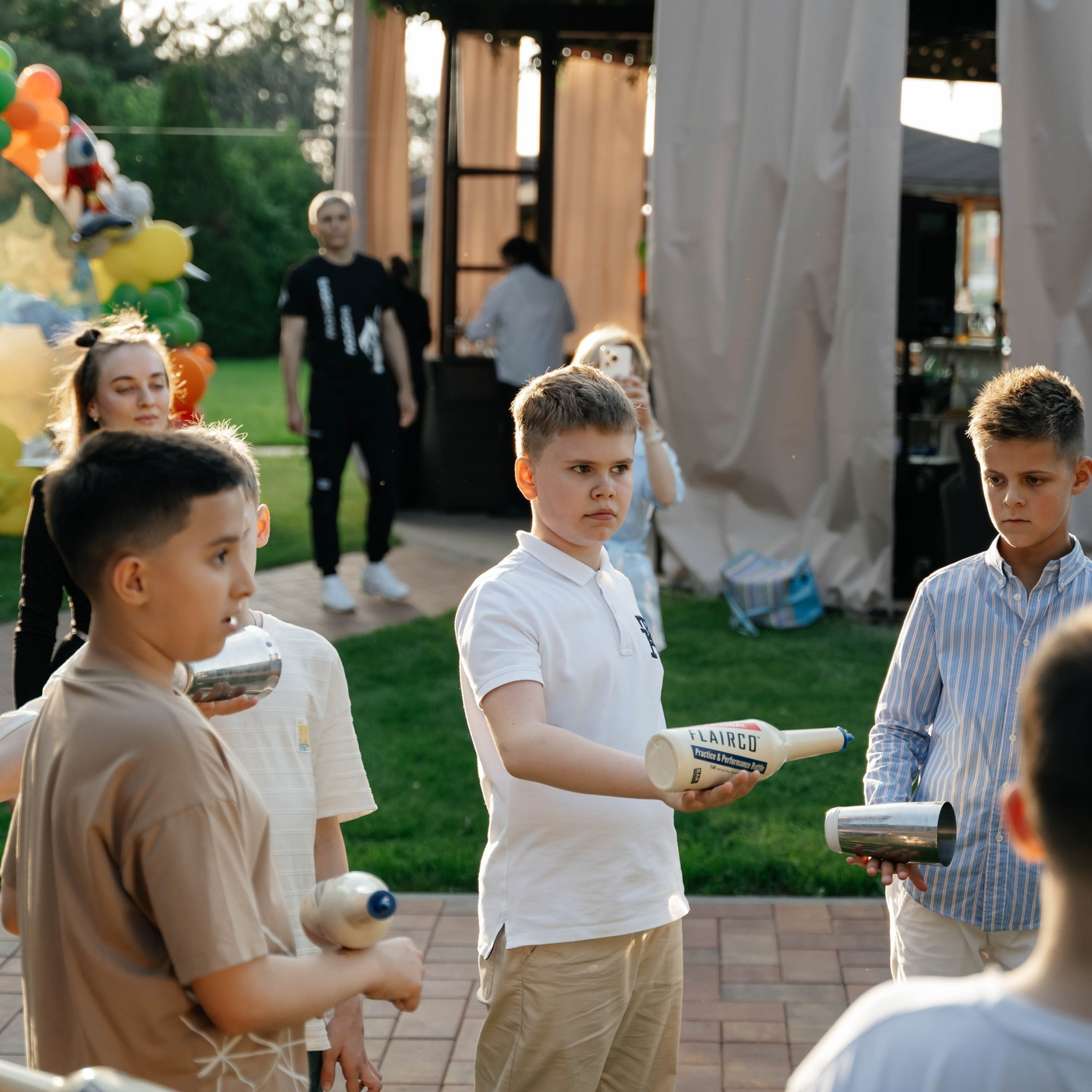 Детский праздник: дети участвуют в активной игре на открытом воздухе