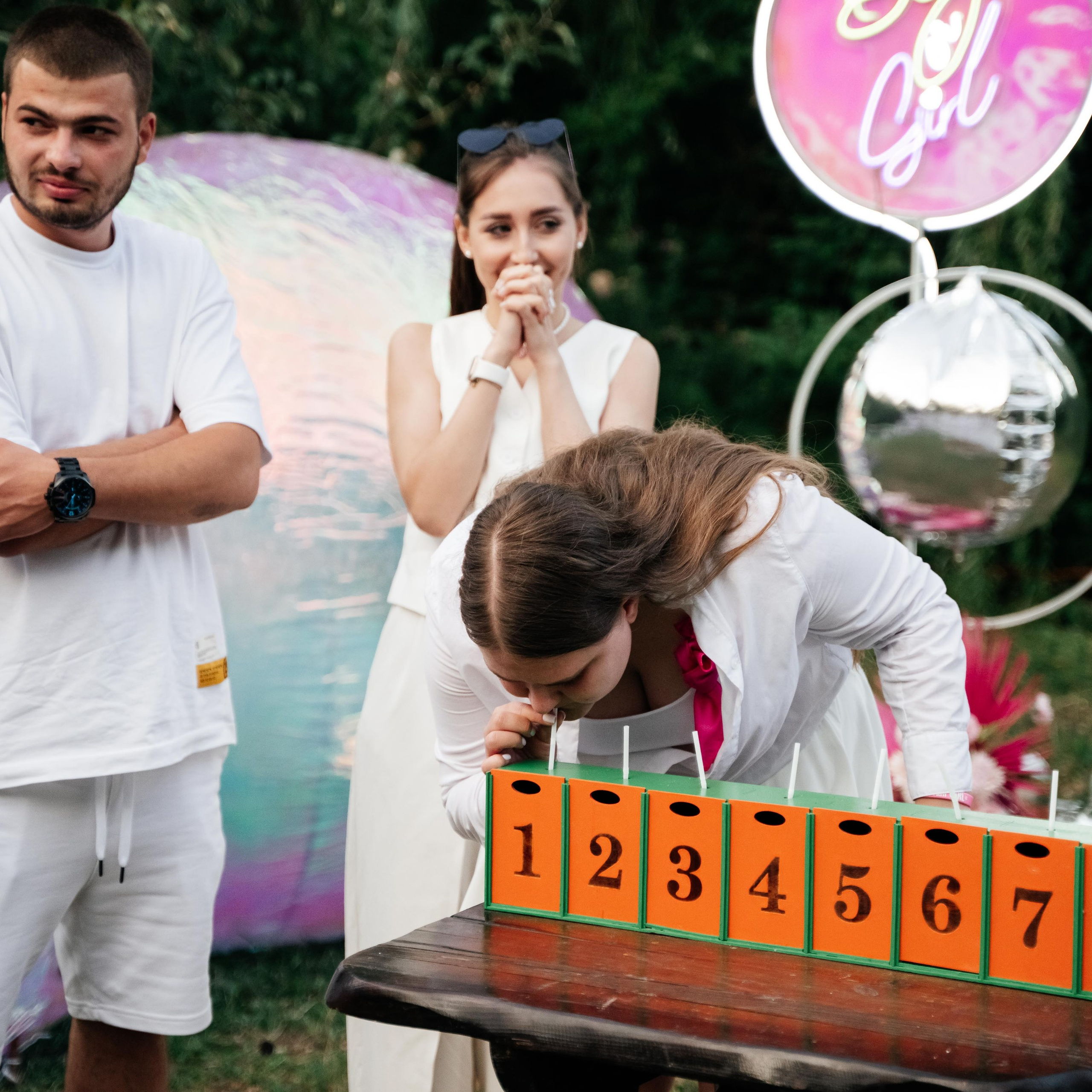 Яркое оформление гендер пати с розовыми и голубыми элементами декора