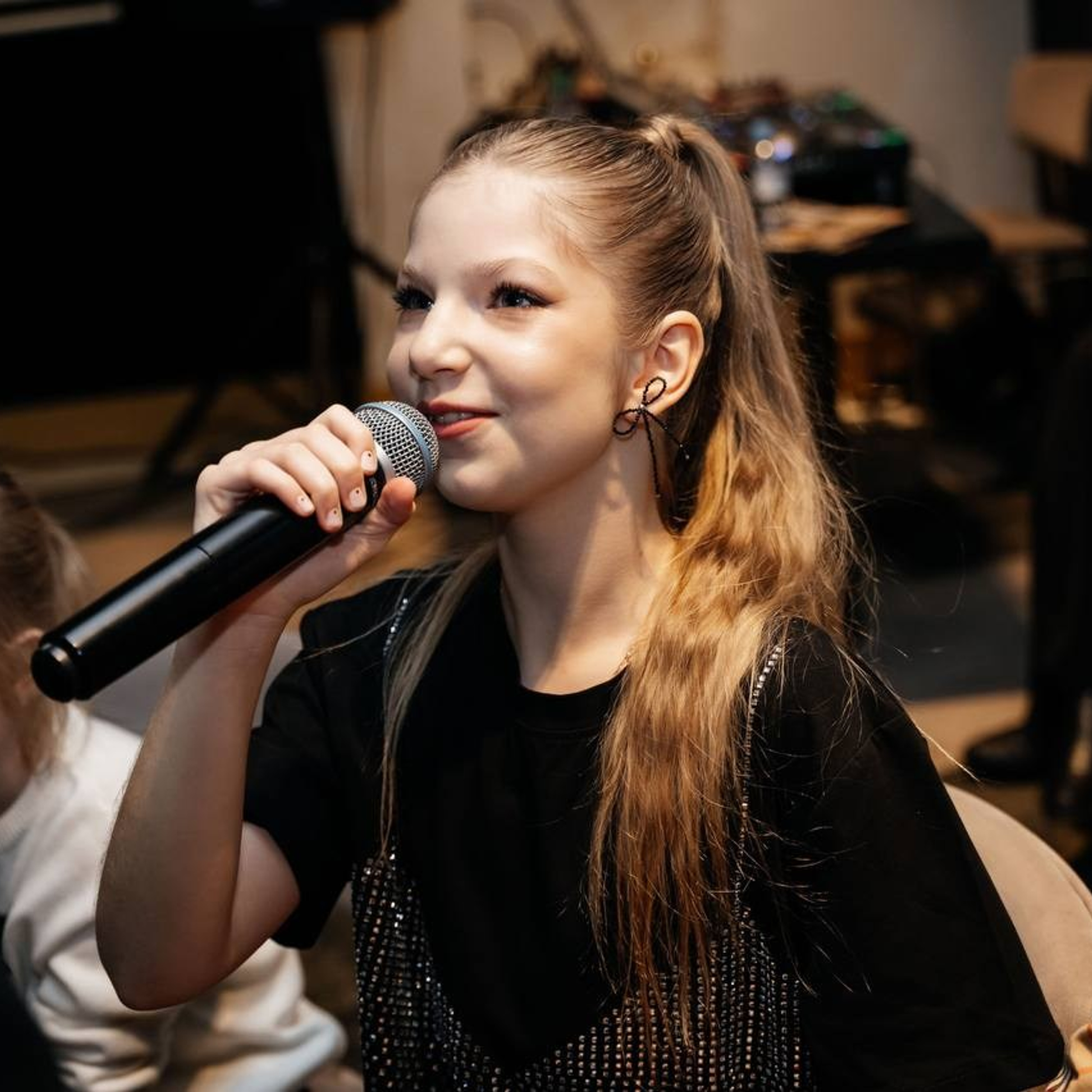 Дети поют на красном дне рождения в Ростов-на-Дону, создавая праздничную и веселую атмосферу.