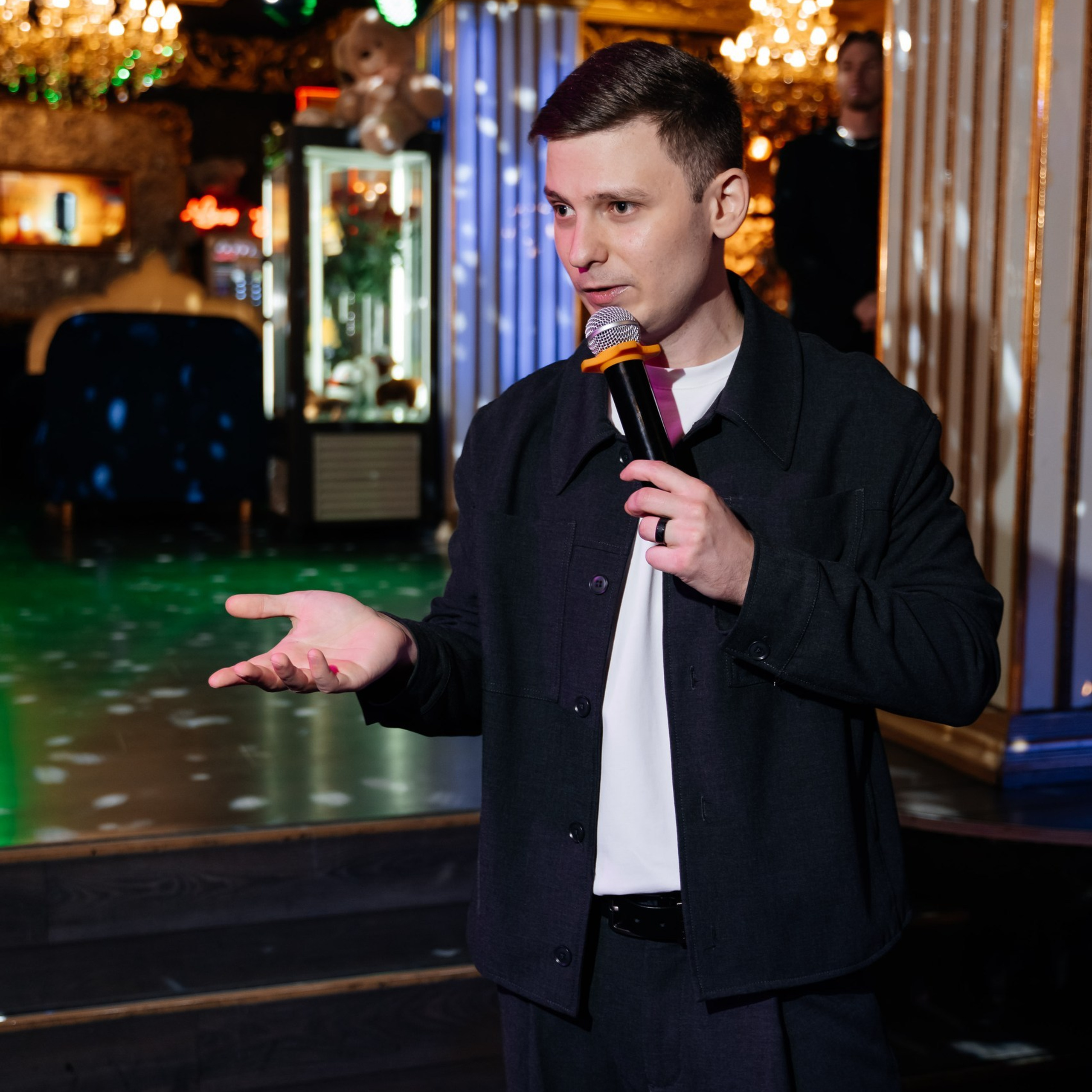 Гости танцуют на корпоративной вечеринке в Ростове-на-Дону