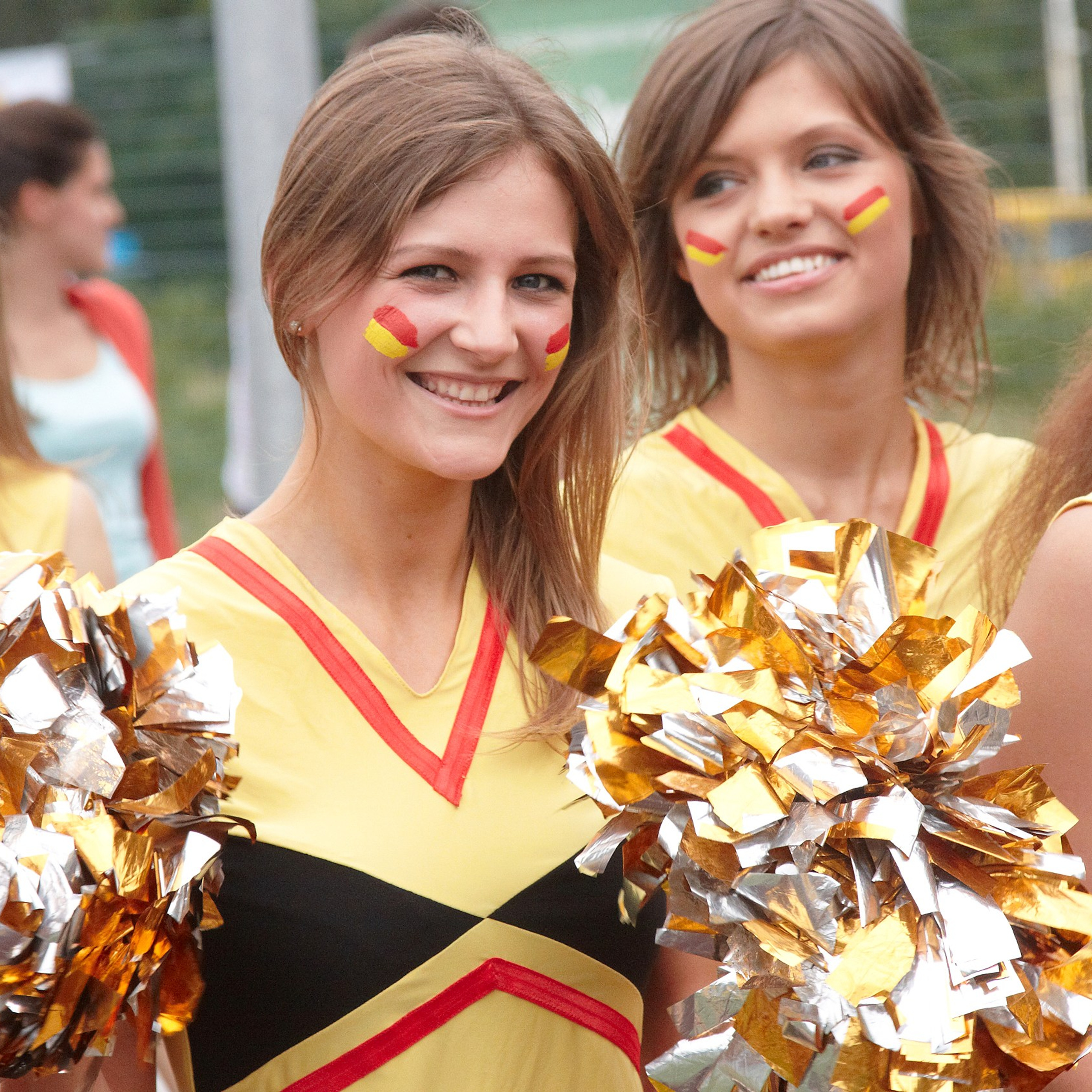 Командный футбольный матч тимбилдинга: азарт, поддержка и спортивный дух коллектива