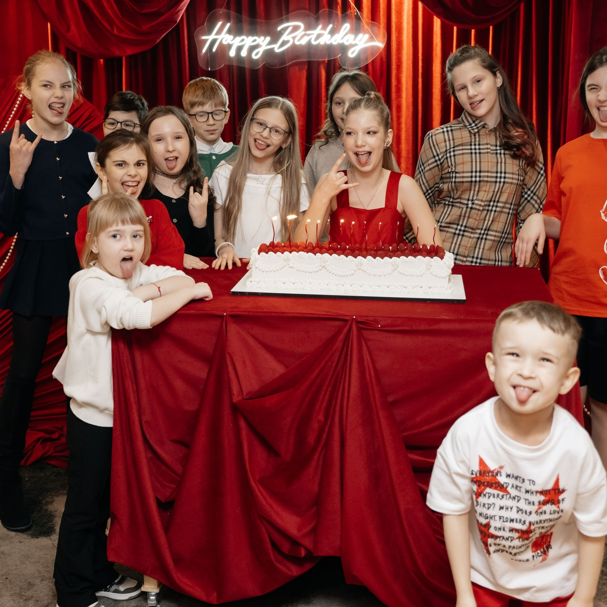 Детский день рождения в красной тематике: праздничная фотозона и декор