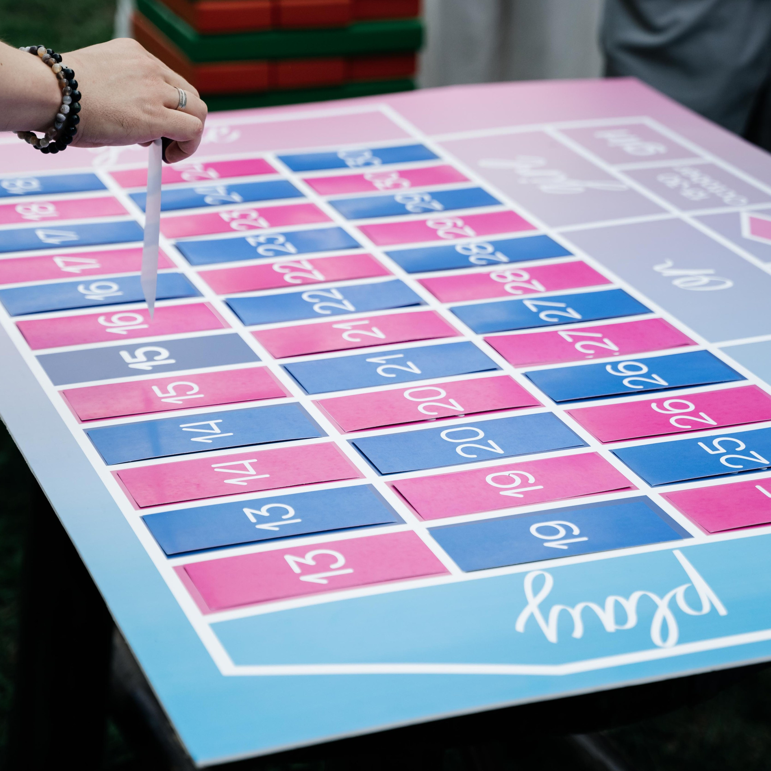 Яркое оформление гендер пати с розовыми и голубыми элементами декора