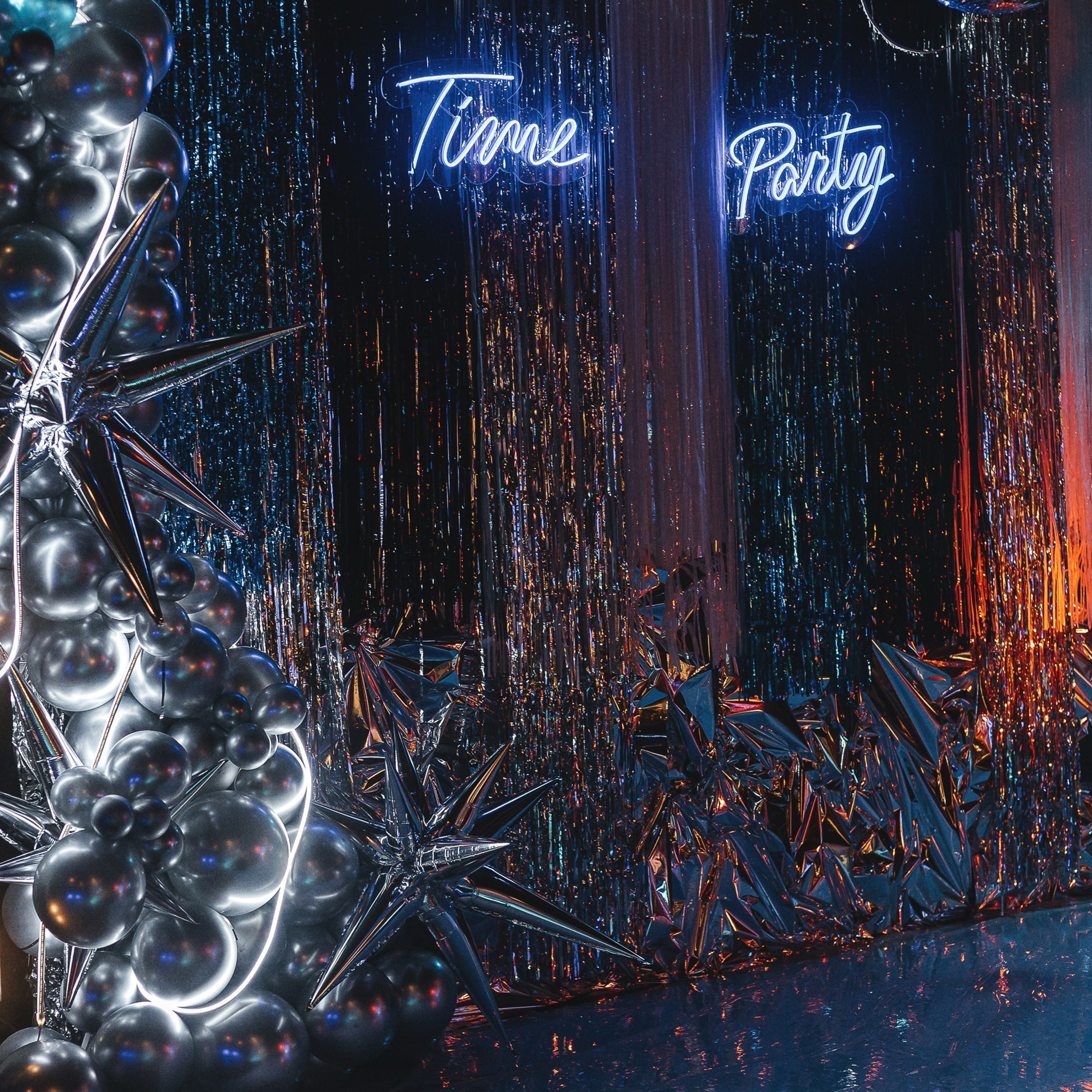 Корпоративная вечеринка в Ростов-на-Дону от Ивент агентство Анастасии Новиковой: гости общаются и участвуют в развлечениях.