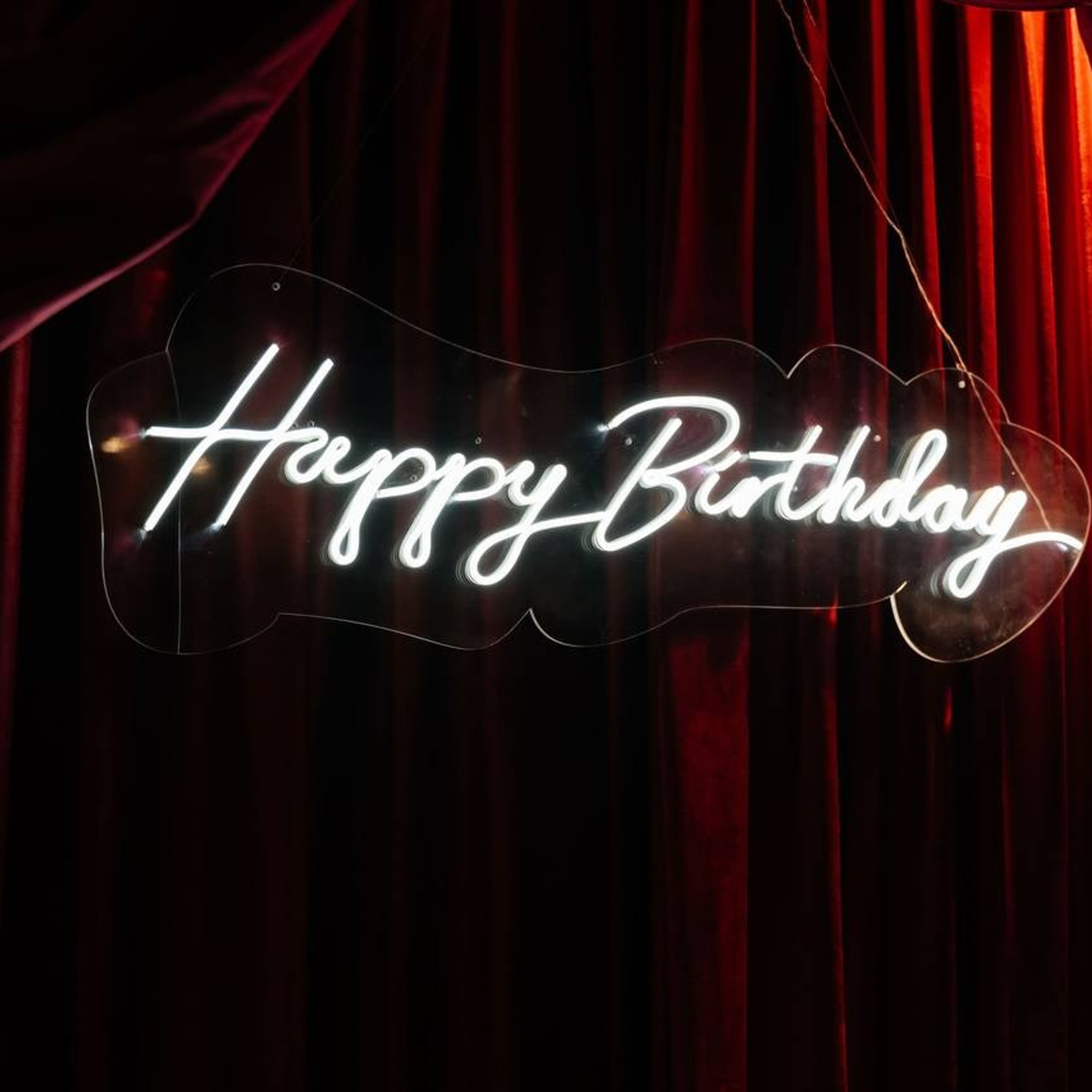 Детский день рождения в красной тематике: праздничная фотозона и декор