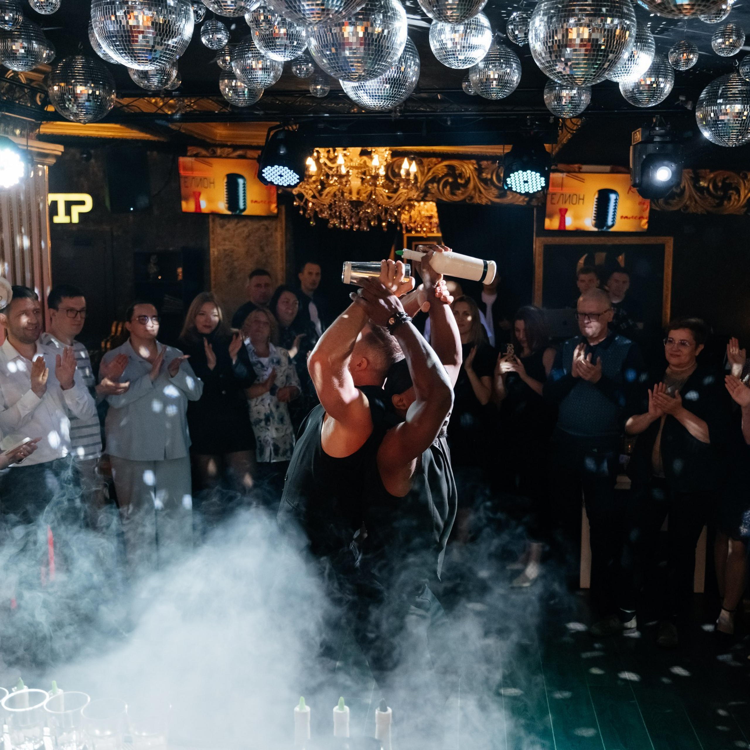 Гости танцуют на корпоративной вечеринке в Ростове-на-Дону