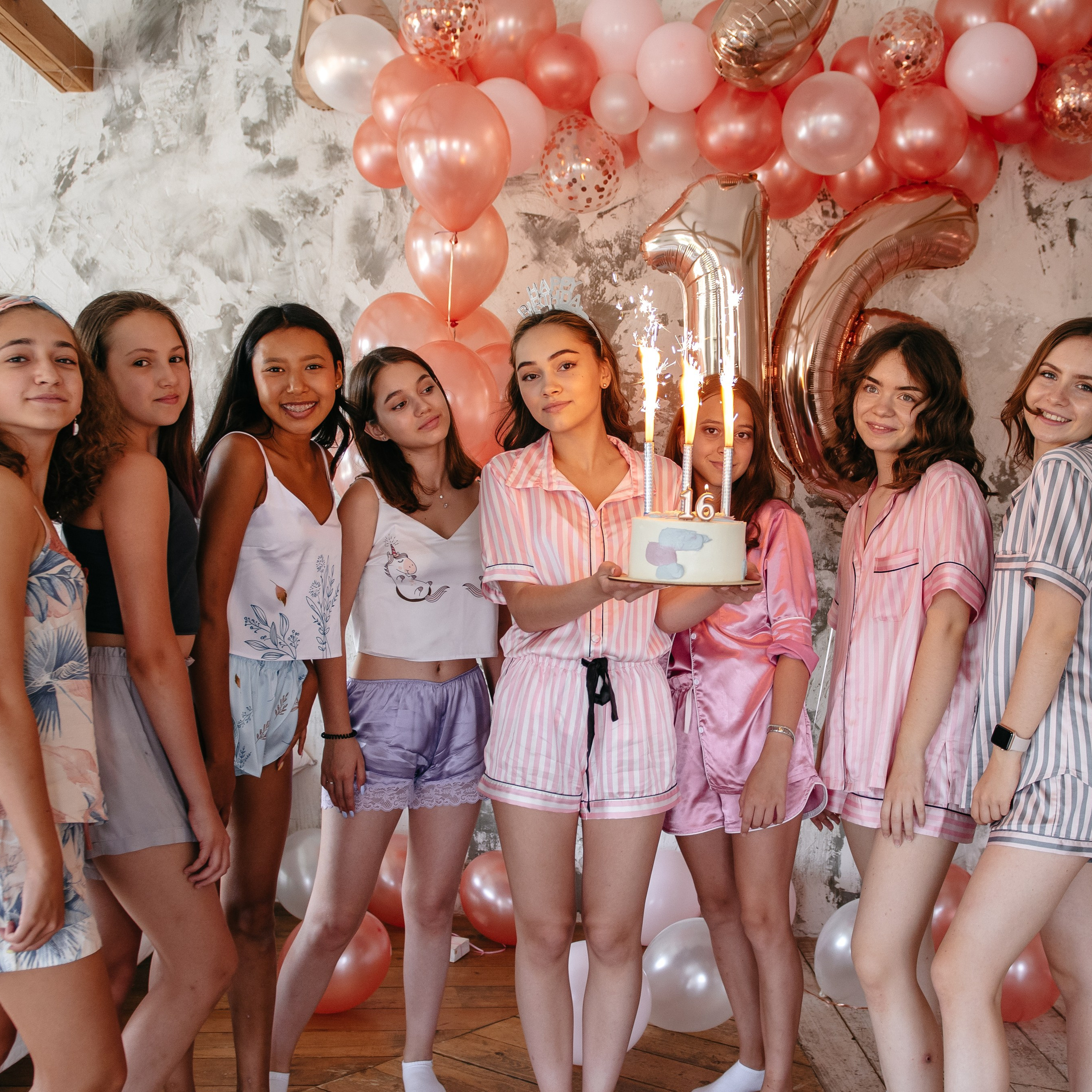 Детский праздник в Ростове-на-Дону: дети улыбаются на фоне яркого декора