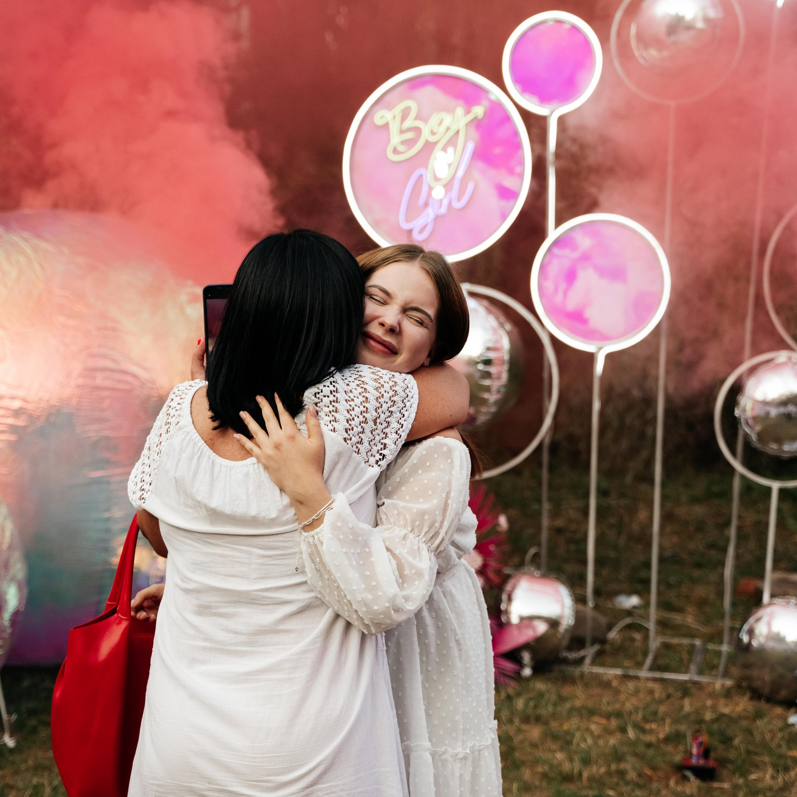 Яркое оформление гендер пати с розовыми и голубыми элементами декора