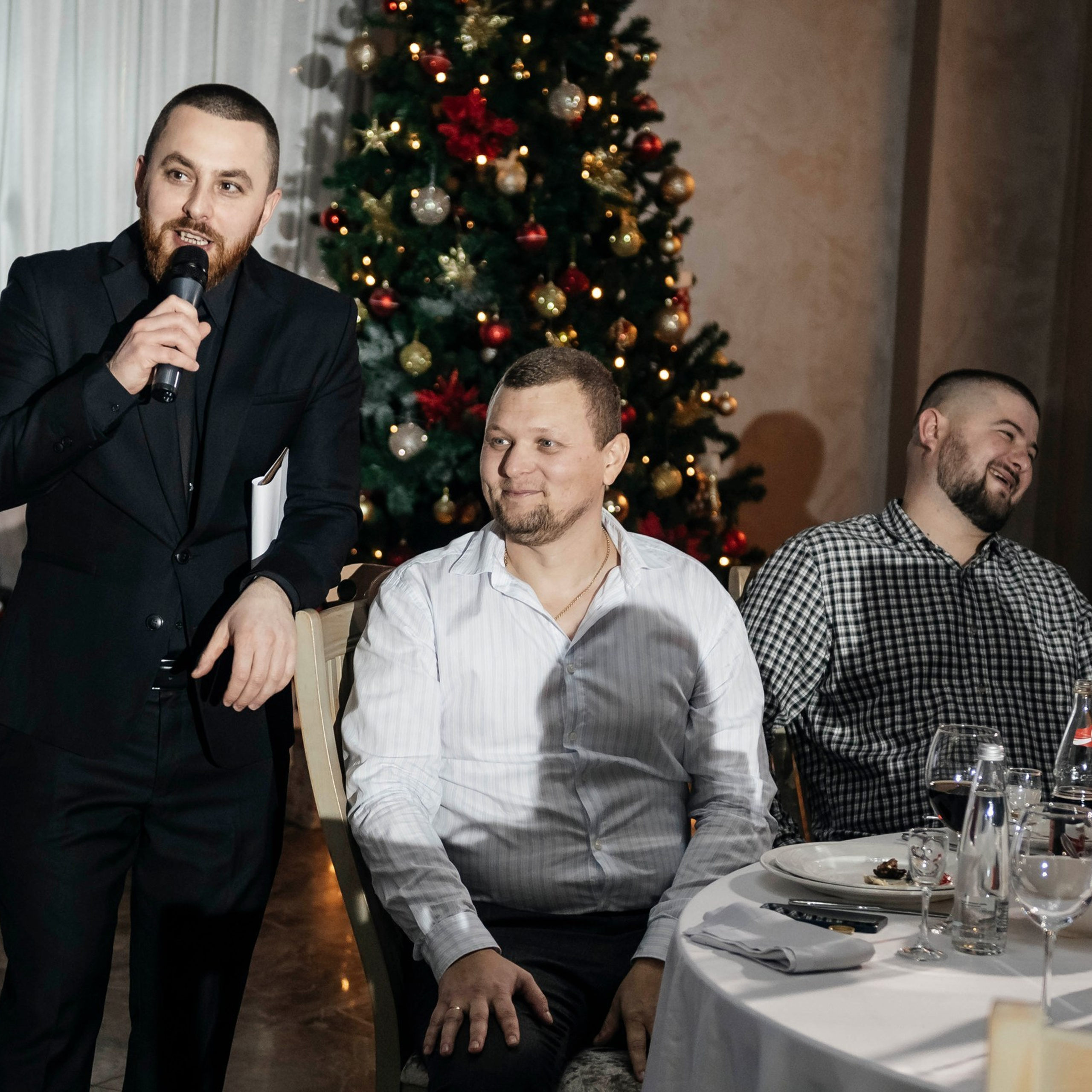 Корпоративная вечеринка в Ростов-на-Дону от Ивент агентство Анастасии Новиковой: гости общаются и участвуют в развлечениях.