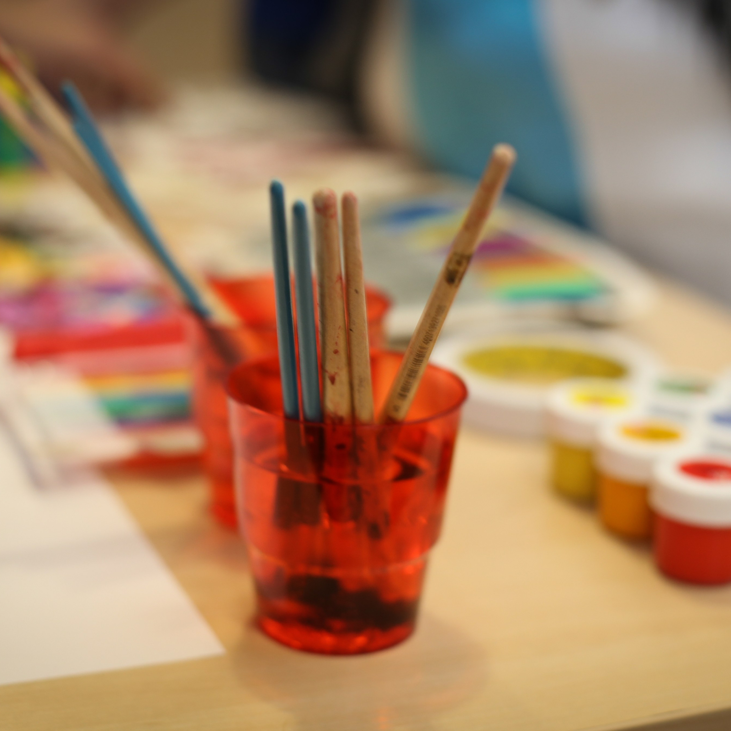 Сотрудники участвуют в соревнованиях и веселых испытаниях во время тимбилдинга