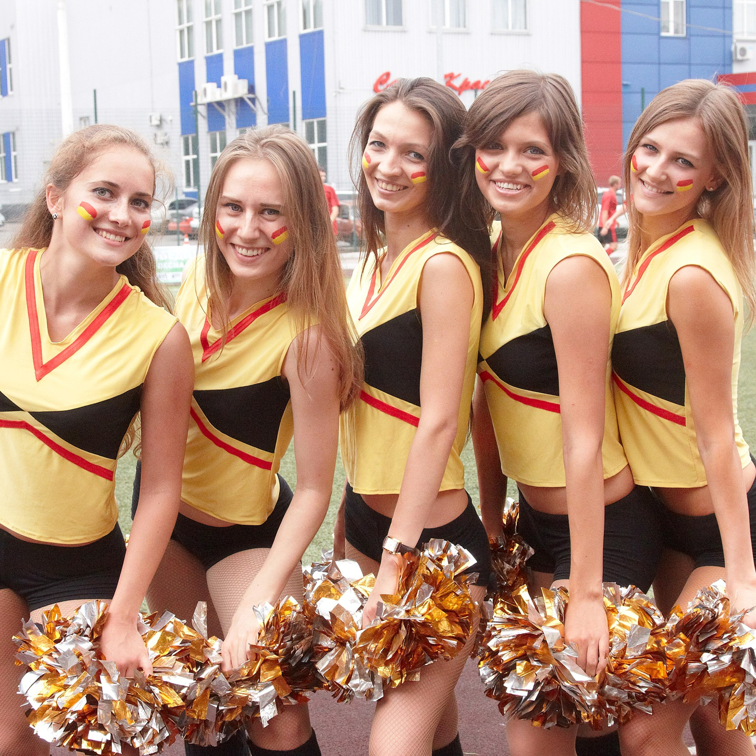 Командный футбольный матч тимбилдинга: азарт, поддержка и спортивный дух коллектива