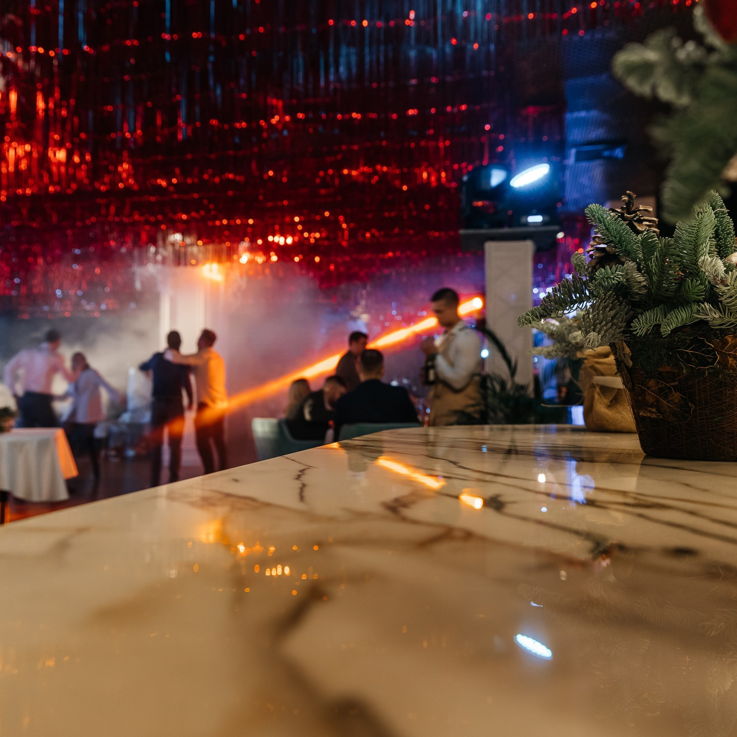 Гости танцуют на корпоративной вечеринке в Ростове-на-Дону