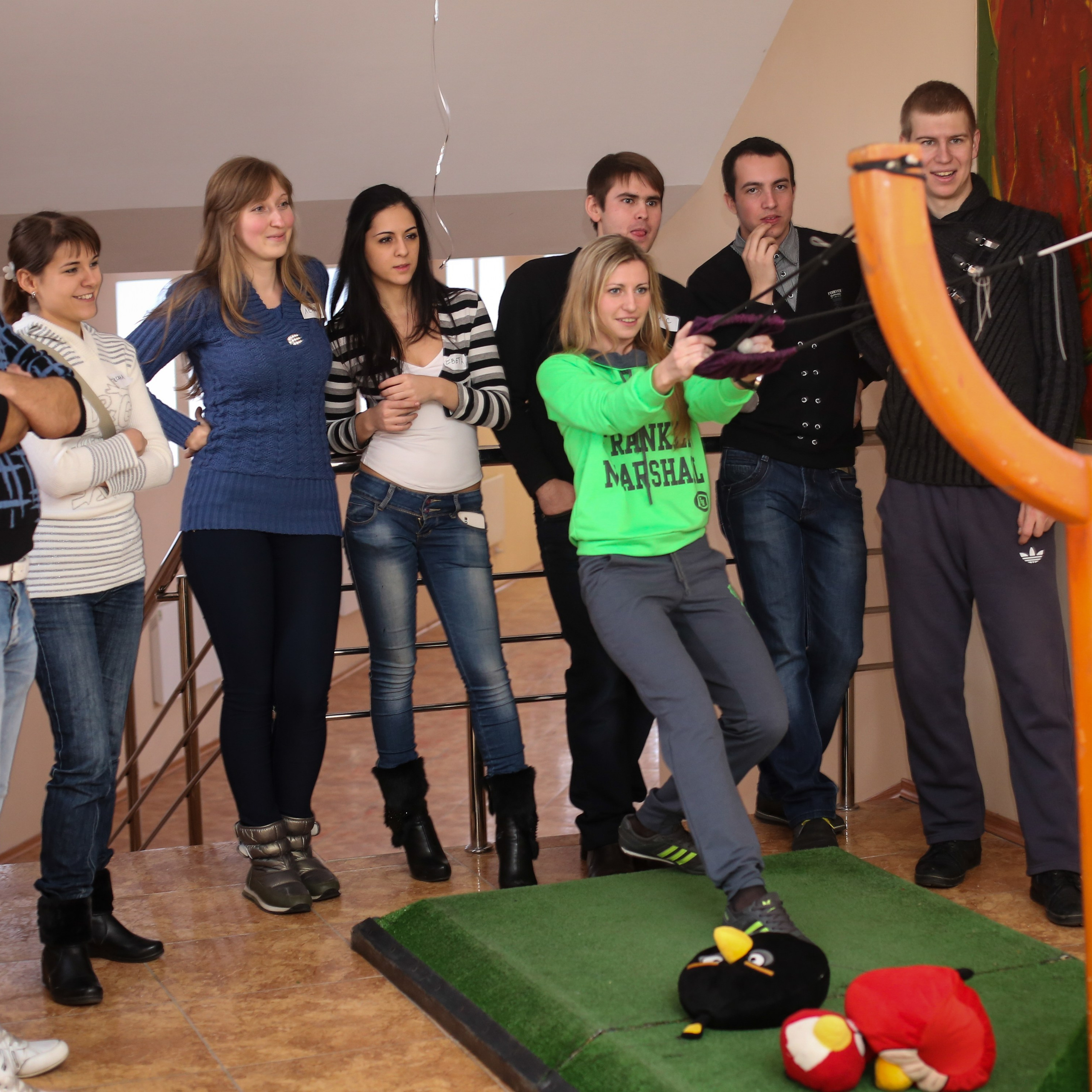 Сотрудники участвуют в соревнованиях и веселых испытаниях во время тимбилдинга