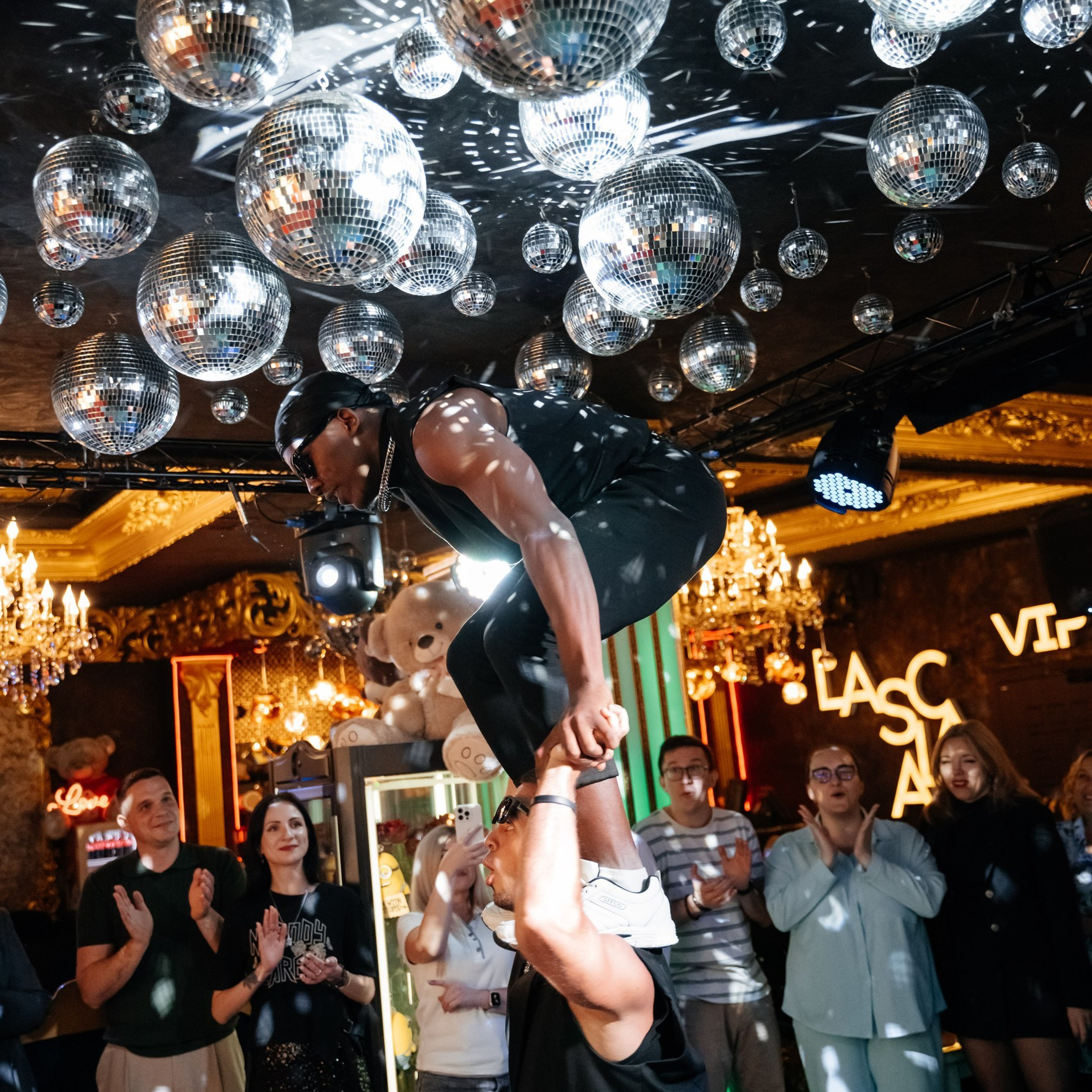 Корпоративное мероприятие в Ростове-на-Дону от Анастасии Новиковой: сотрудники общаются и участвуют в командной активности