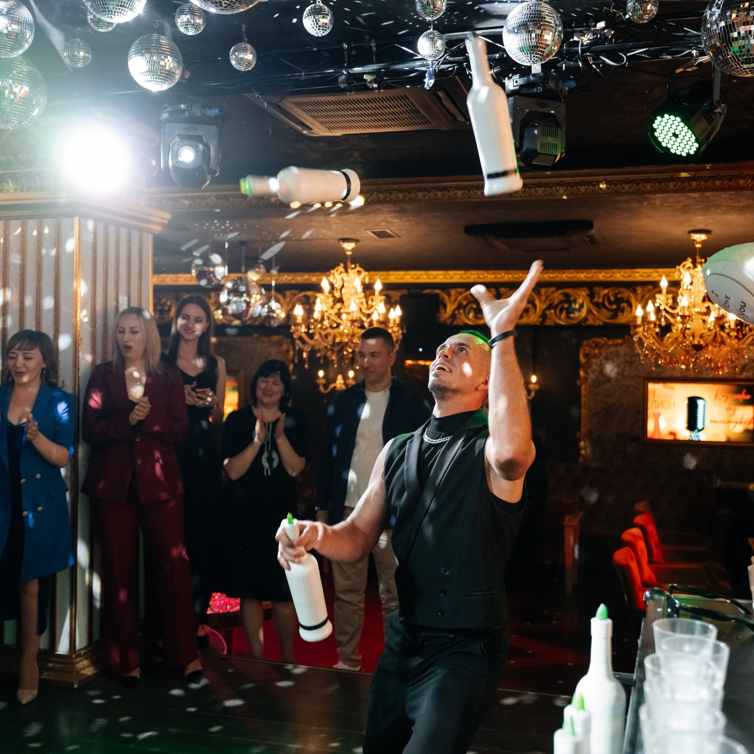 Гости танцуют на корпоративной вечеринке в Ростове-на-Дону