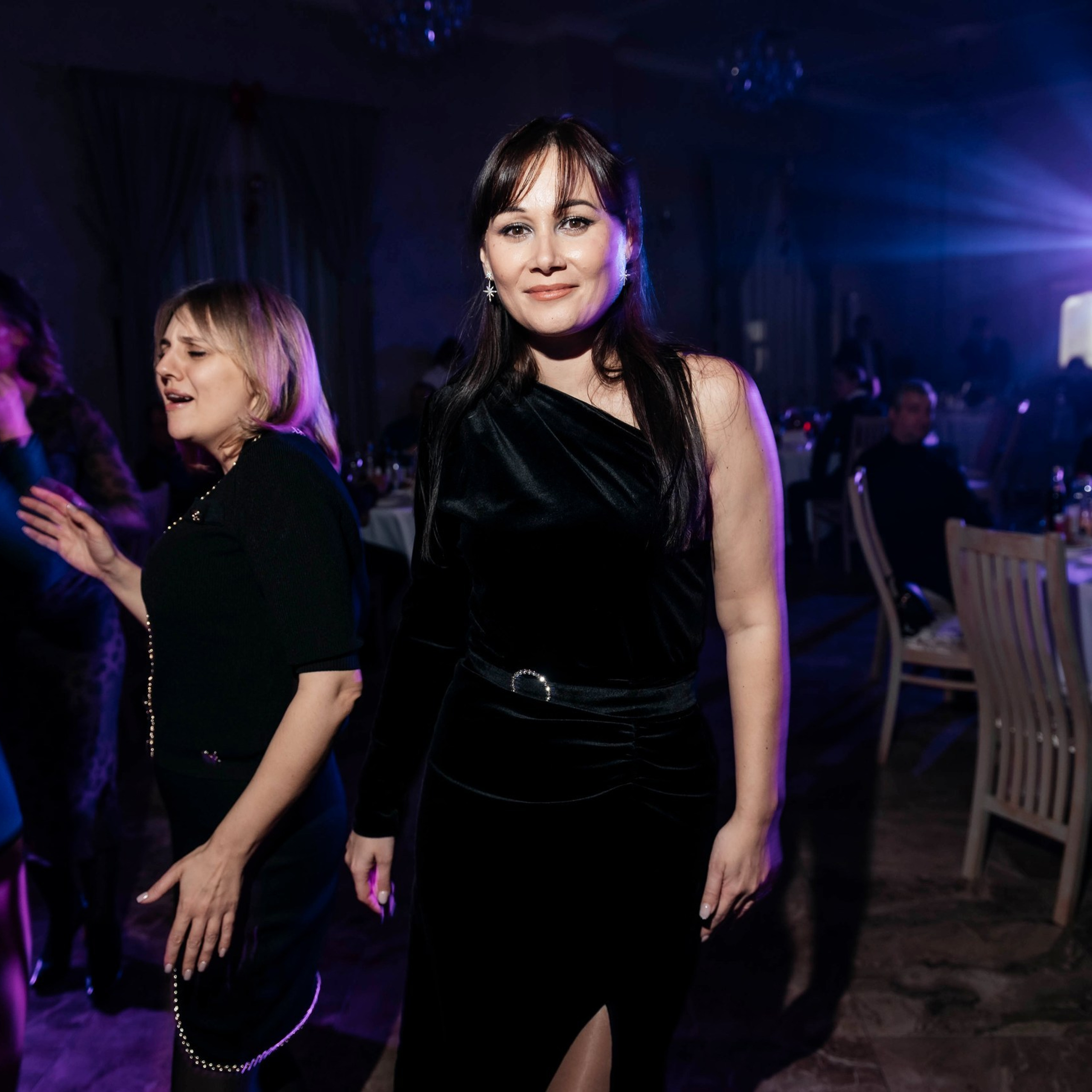 Корпоративная вечеринка в Ростов-на-Дону от Ивент агентство Анастасии Новиковой: гости общаются и участвуют в развлечениях.