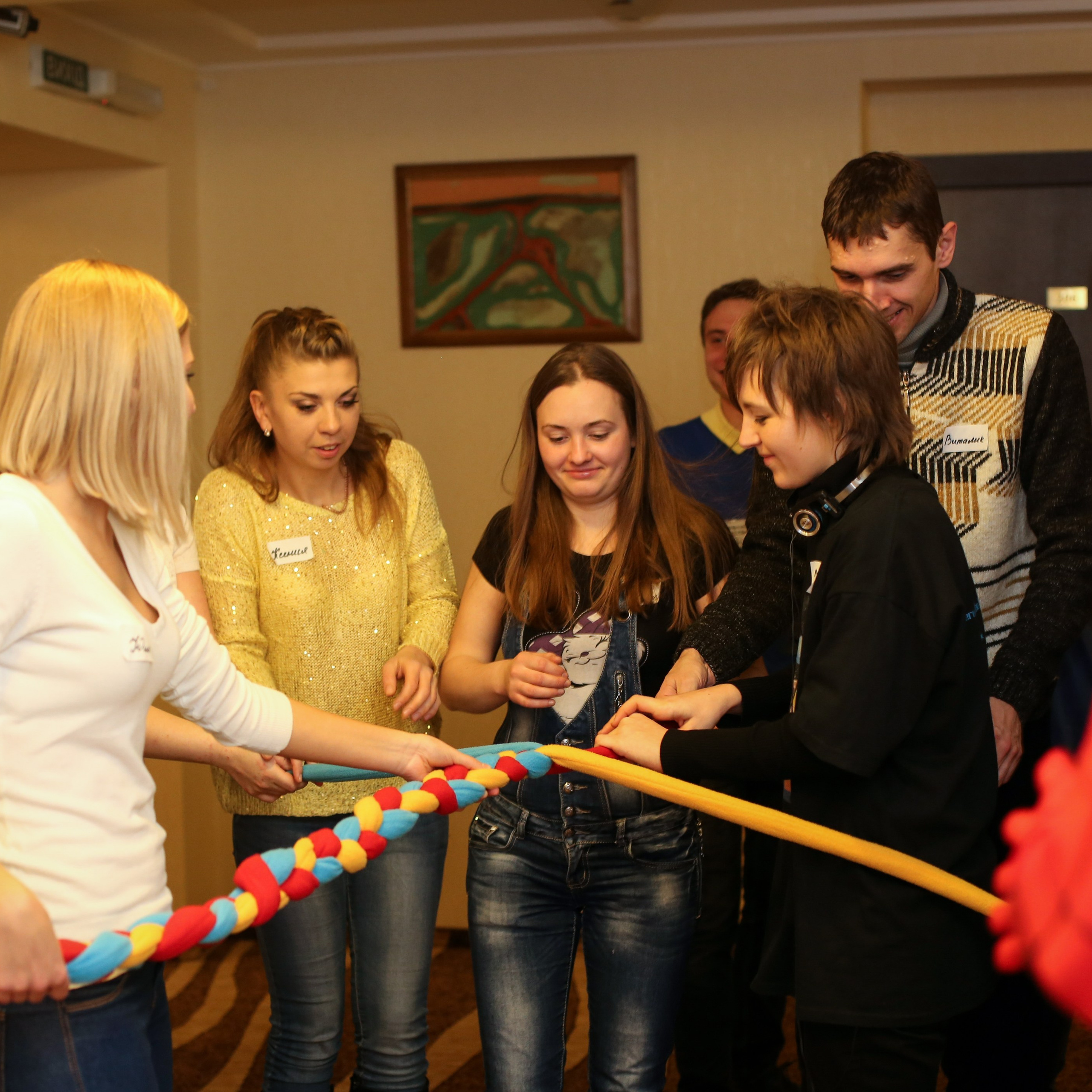 Сотрудники участвуют в соревнованиях и веселых испытаниях во время тимбилдинга