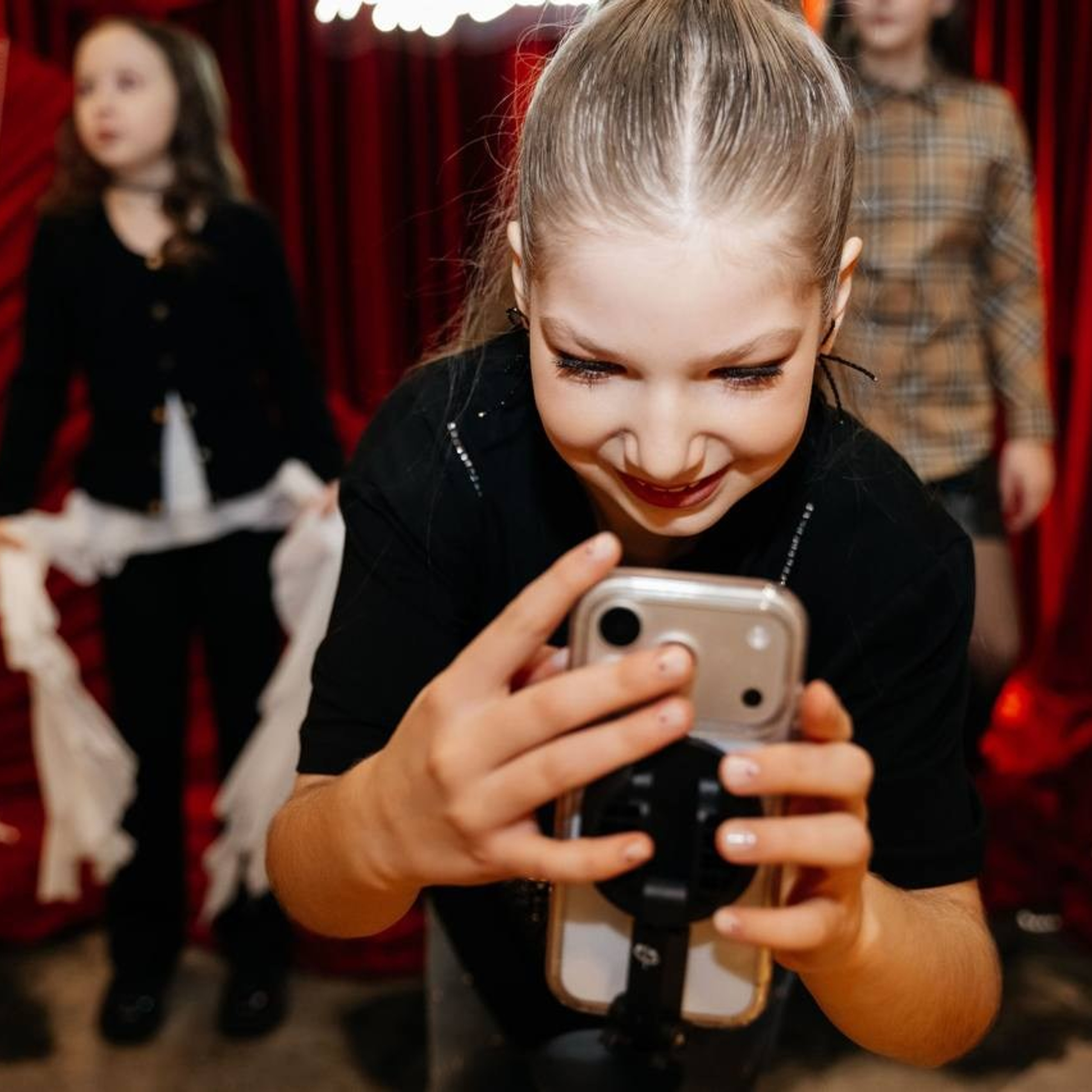 Дети играют на красном дне рождения в Ростов-на-Дону, создавая праздничную и веселую атмосферу.