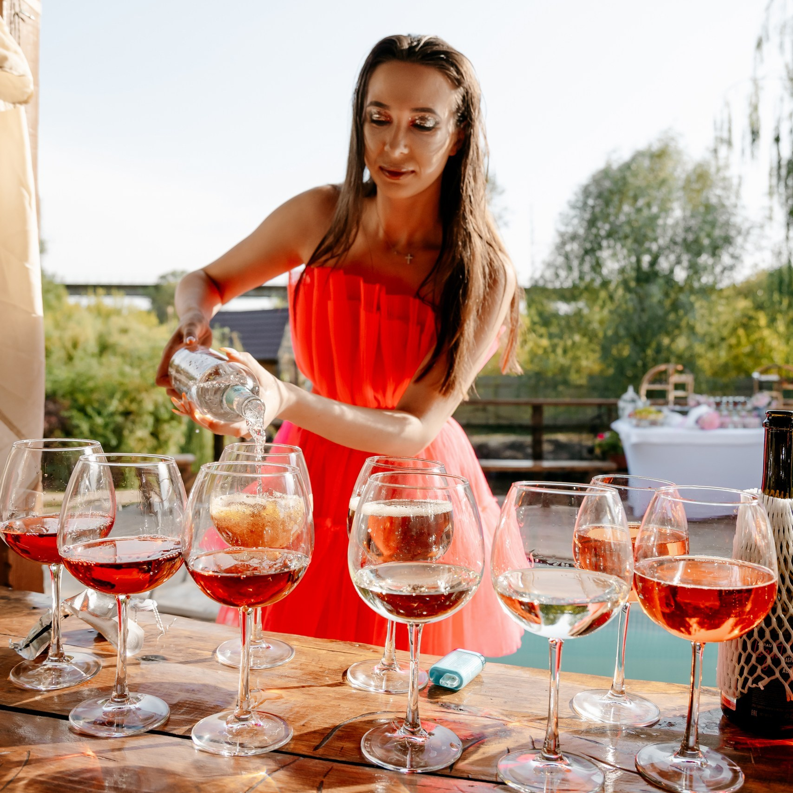 Весёлый девичник с яркими украшениями, декором и фото-зоной