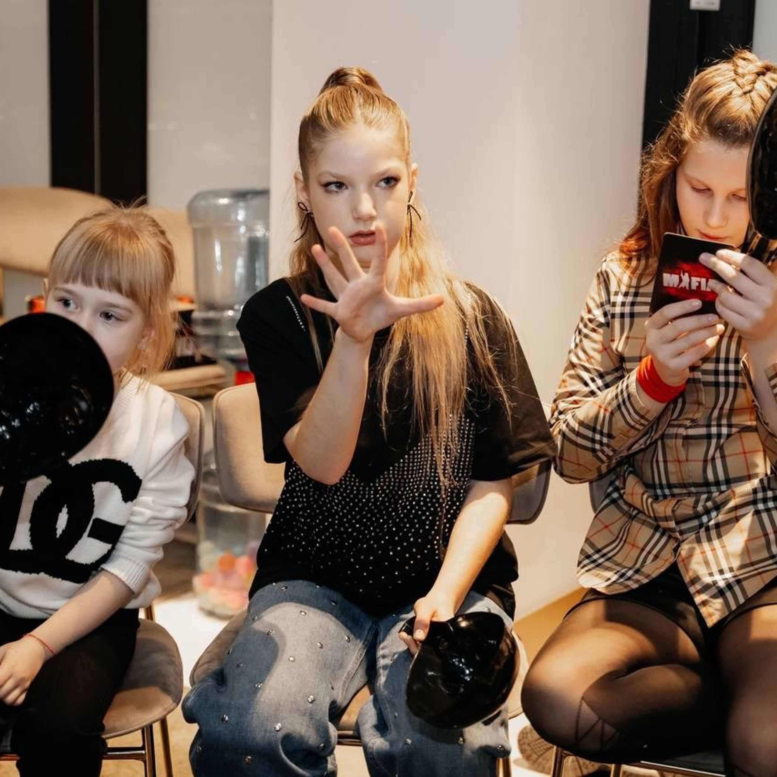 Дети играют на красном дне рождения в Ростов-на-Дону, создавая праздничную и веселую атмосферу.