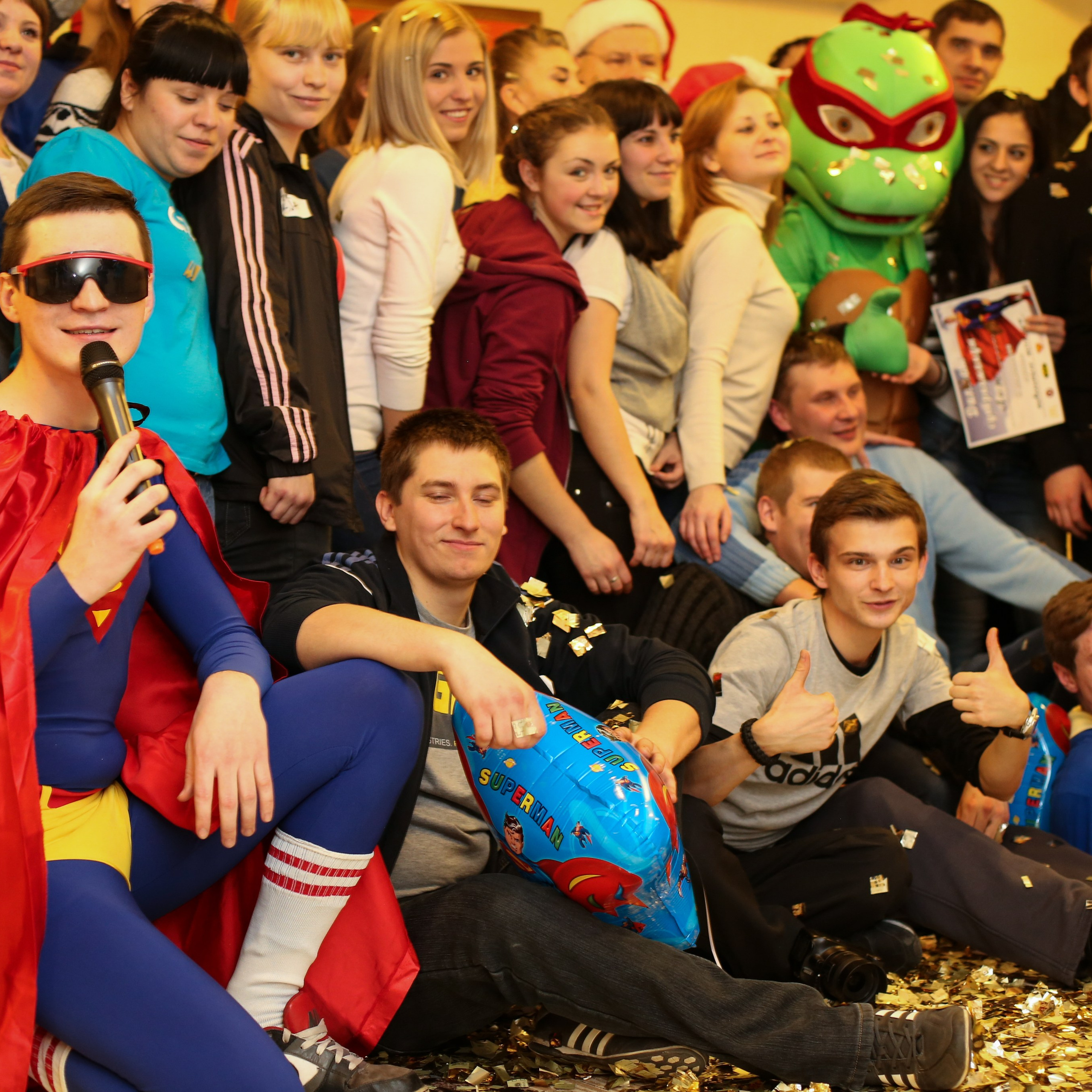 Сотрудники участвуют в соревнованиях и веселых испытаниях во время тимбилдинга