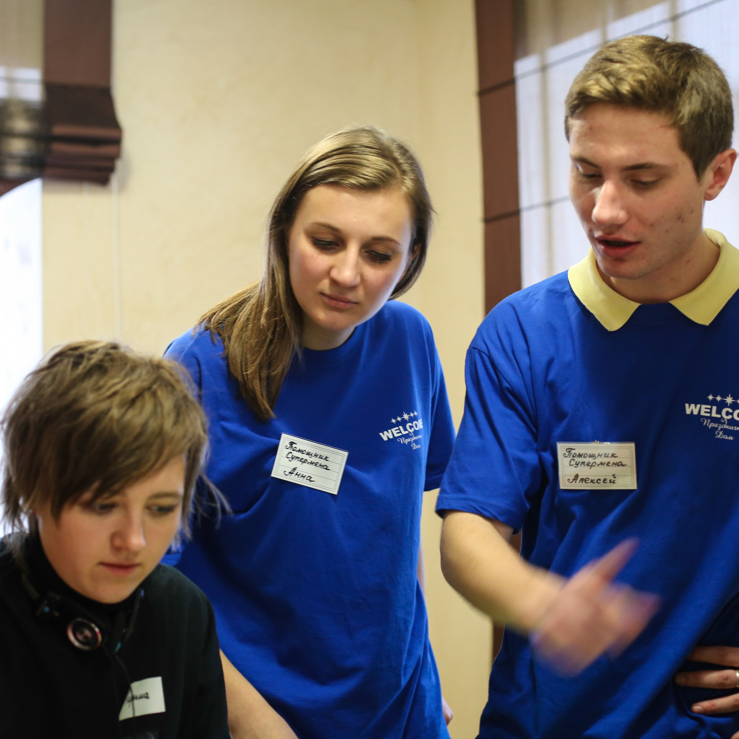 Сотрудники участвуют в соревнованиях и веселых испытаниях во время тимбилдинга