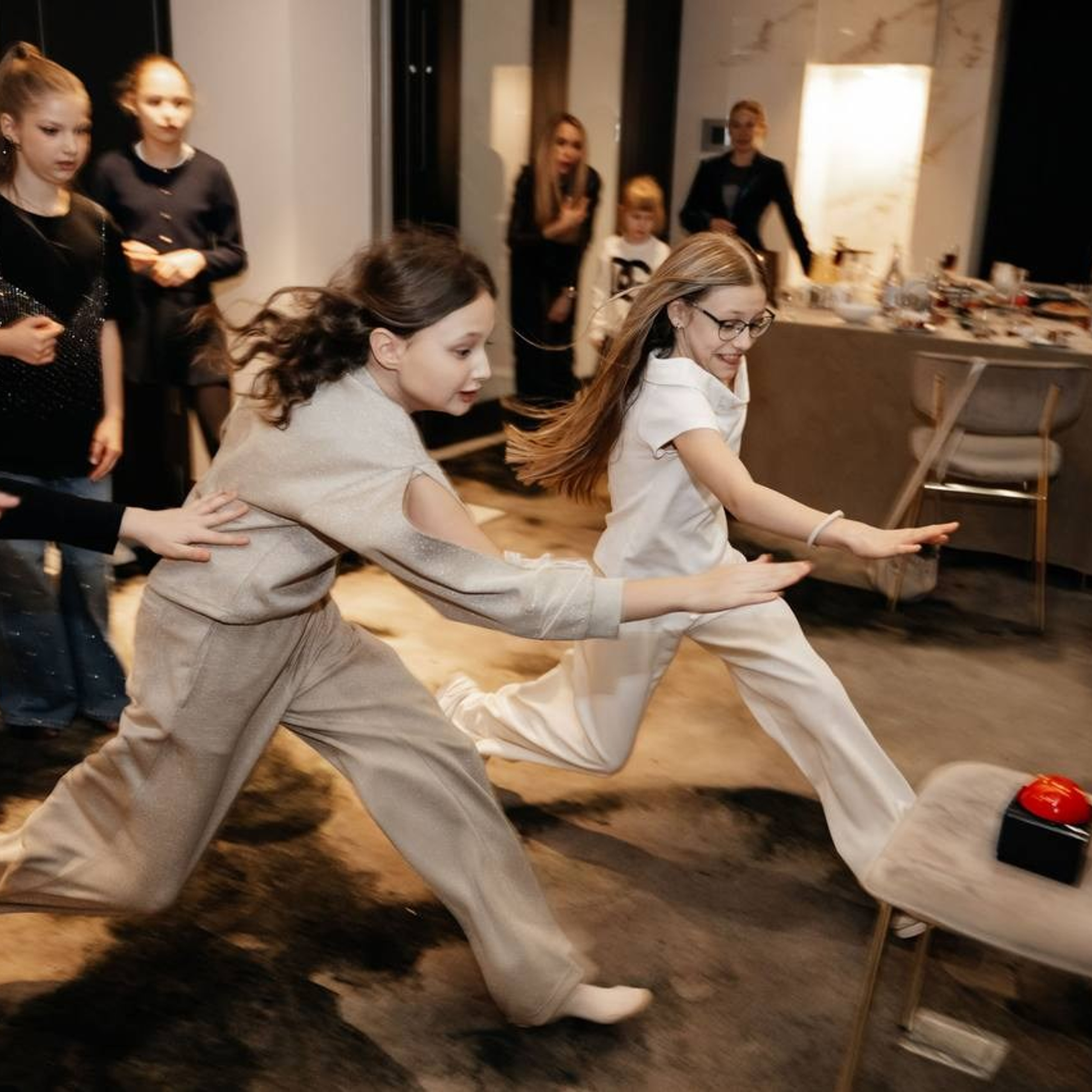 Дети играют на красном дне рождения в Ростов-на-Дону, создавая праздничную и веселую атмосферу.