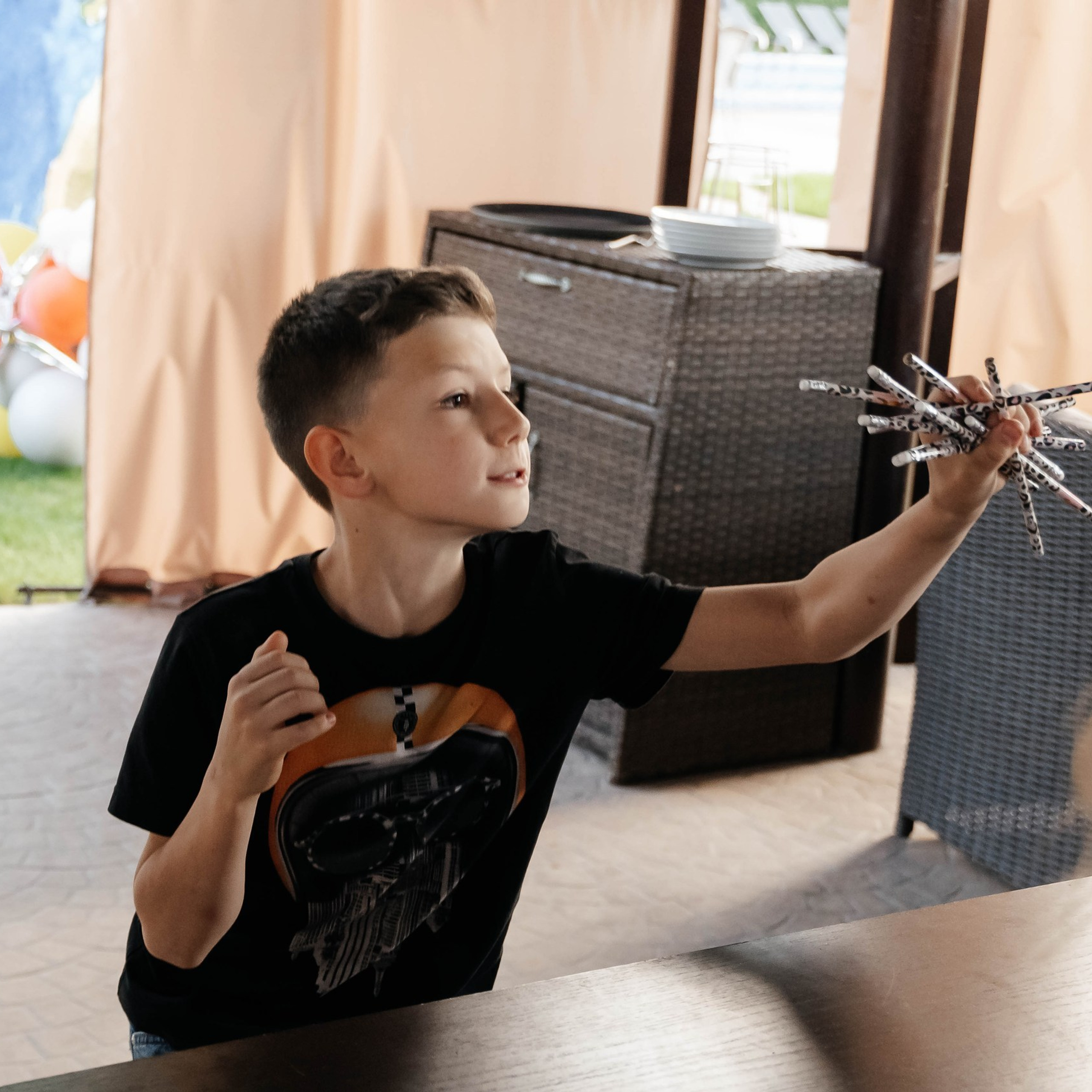 Детский праздник: дети участвуют в активной игре на открытом воздухе