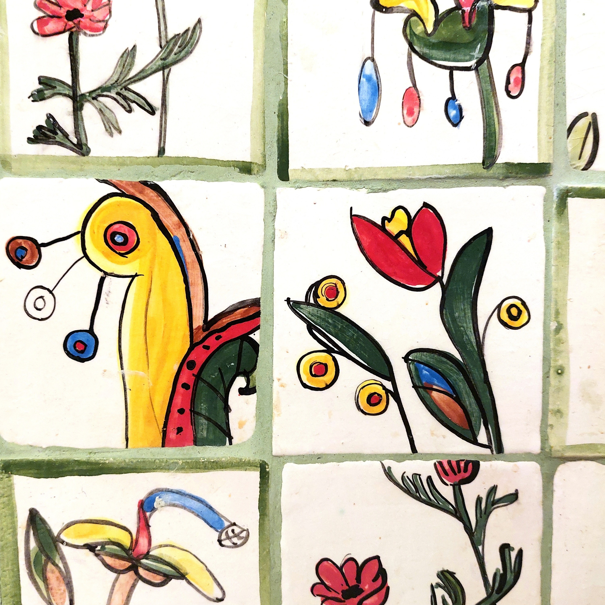 Много плиток-цветочков